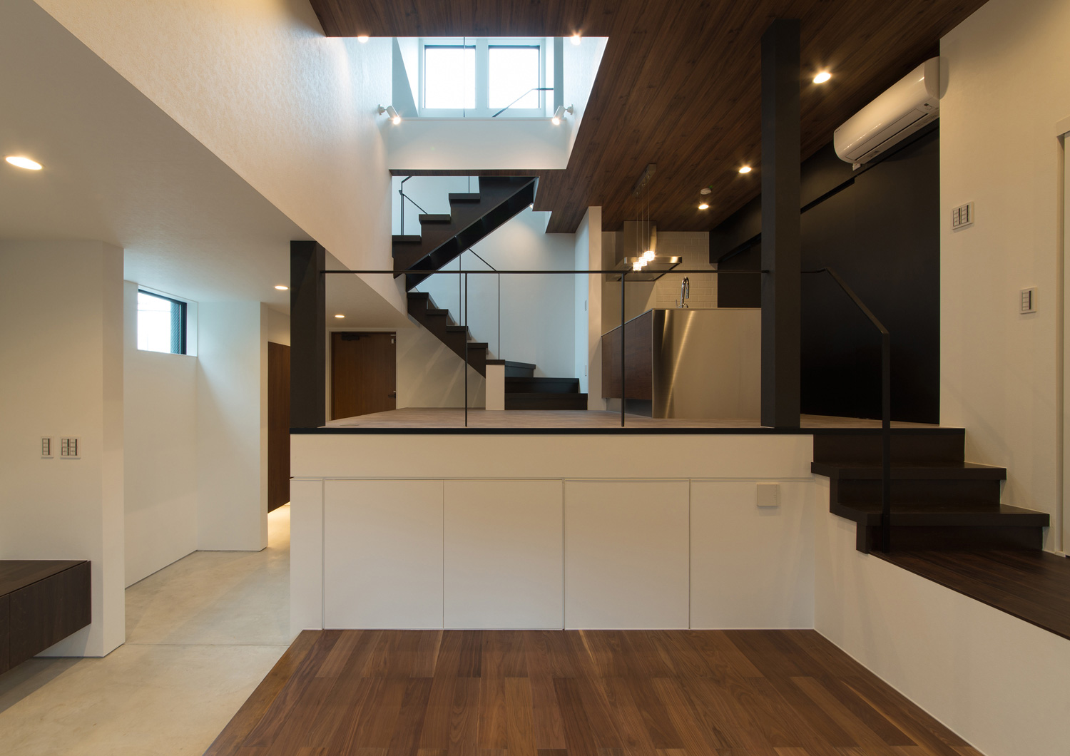 吹き抜けがあるスキップフロアのLDK・デザイン住宅 注文住宅・デザイン住宅建築実例_『CASE507 重なる家』_LDK