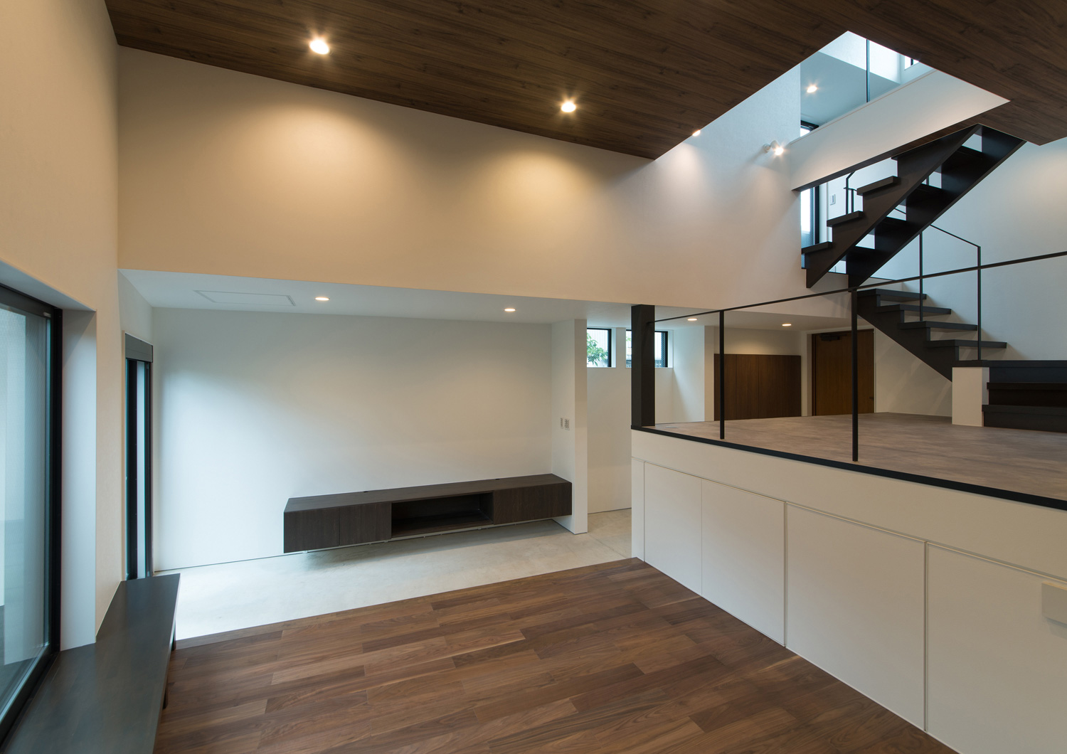 木目の天井のスキップフロアのリビングから土間玄関を見た様子・デザイン住宅 注文住宅・デザイン住宅建築実例_『CASE507 重なる家』_LDK