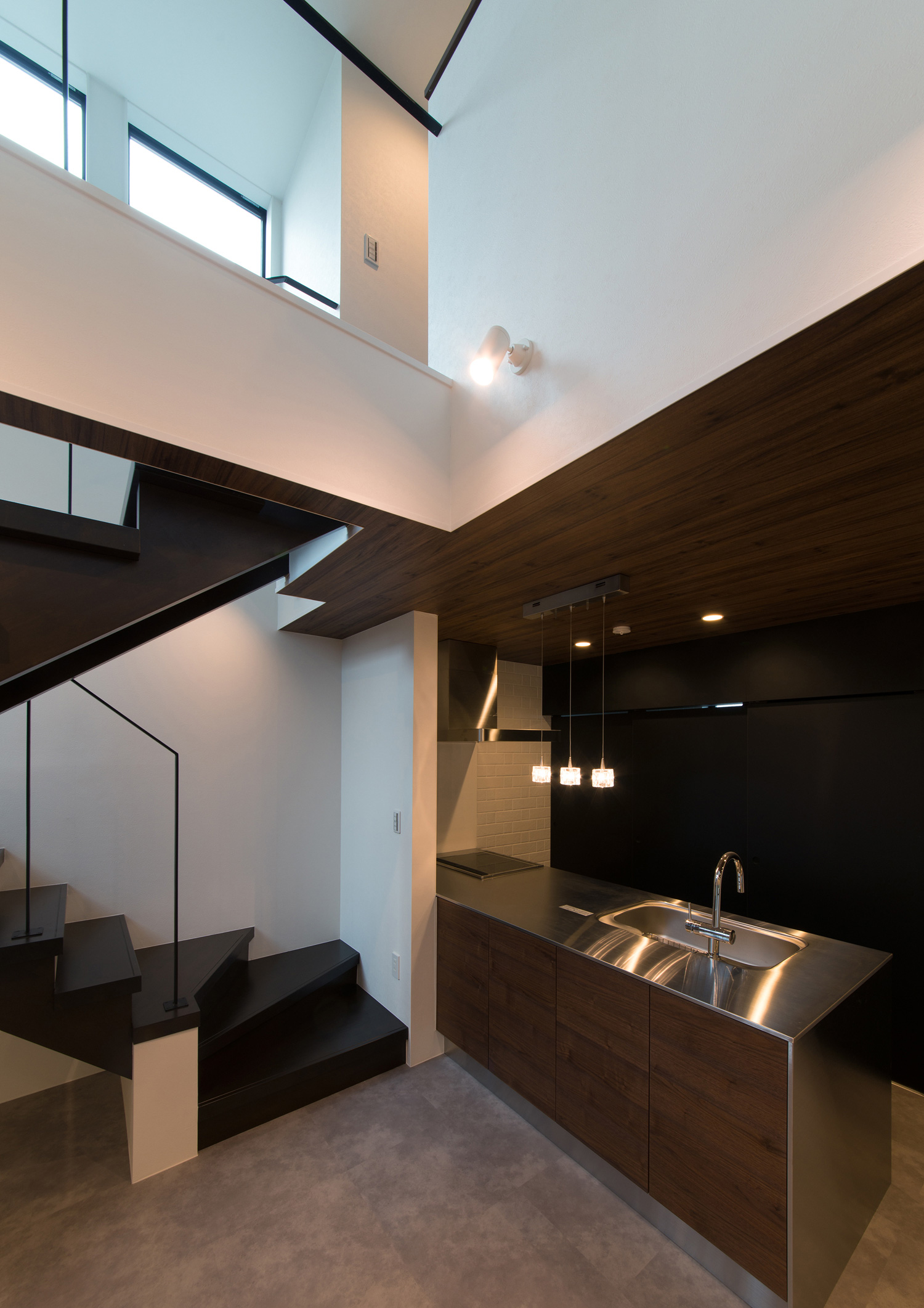 木目のキッチンがある吹き抜けでスキップフロアのLDK・デザイン住宅 注文住宅・デザイン住宅建築実例_『CASE507 重なる家』_LDK