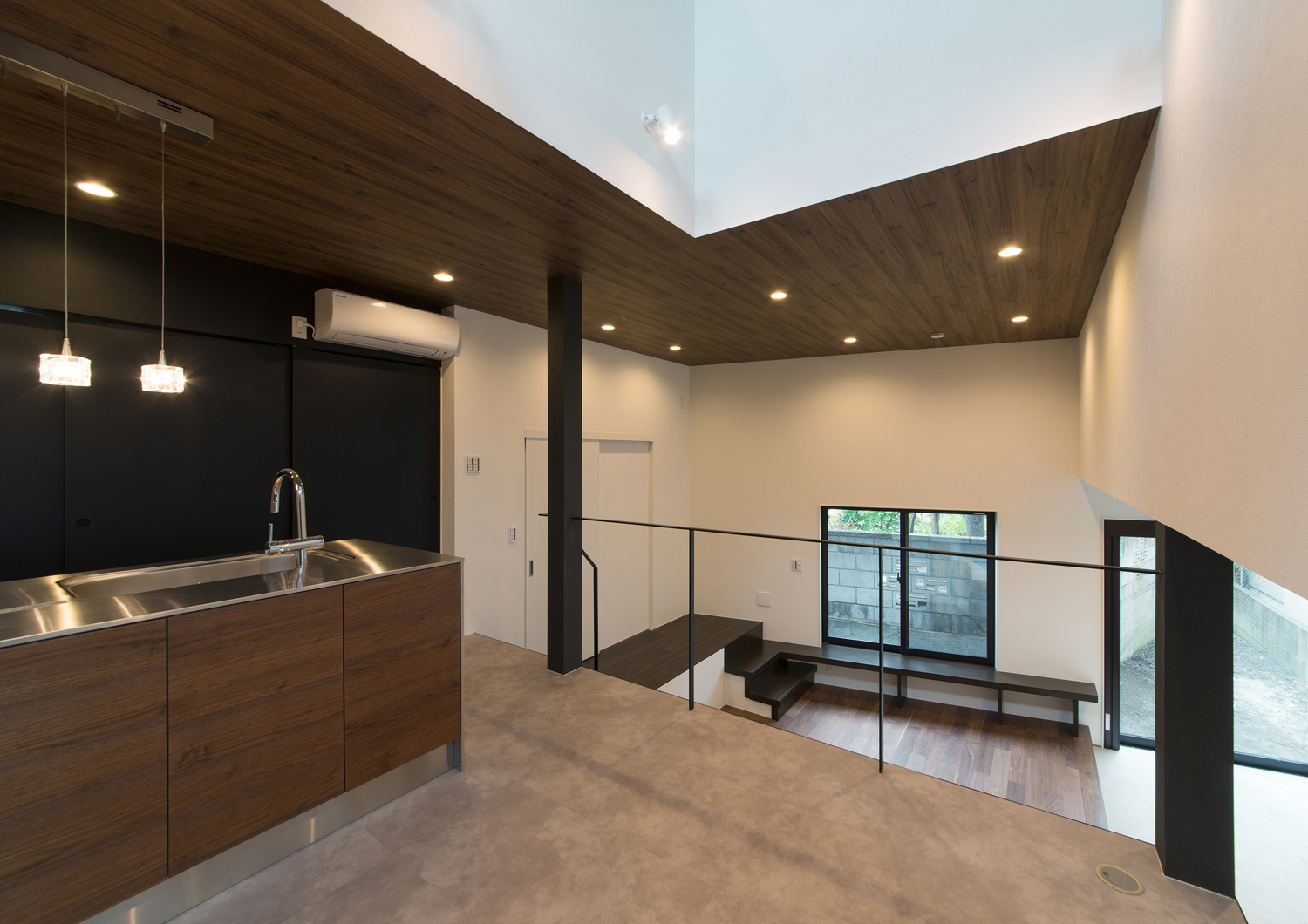 木目の天井でスキップフロアのLDK・デザイン住宅 注文住宅・デザイン住宅建築実例_『CASE507 重なる家』_LDK