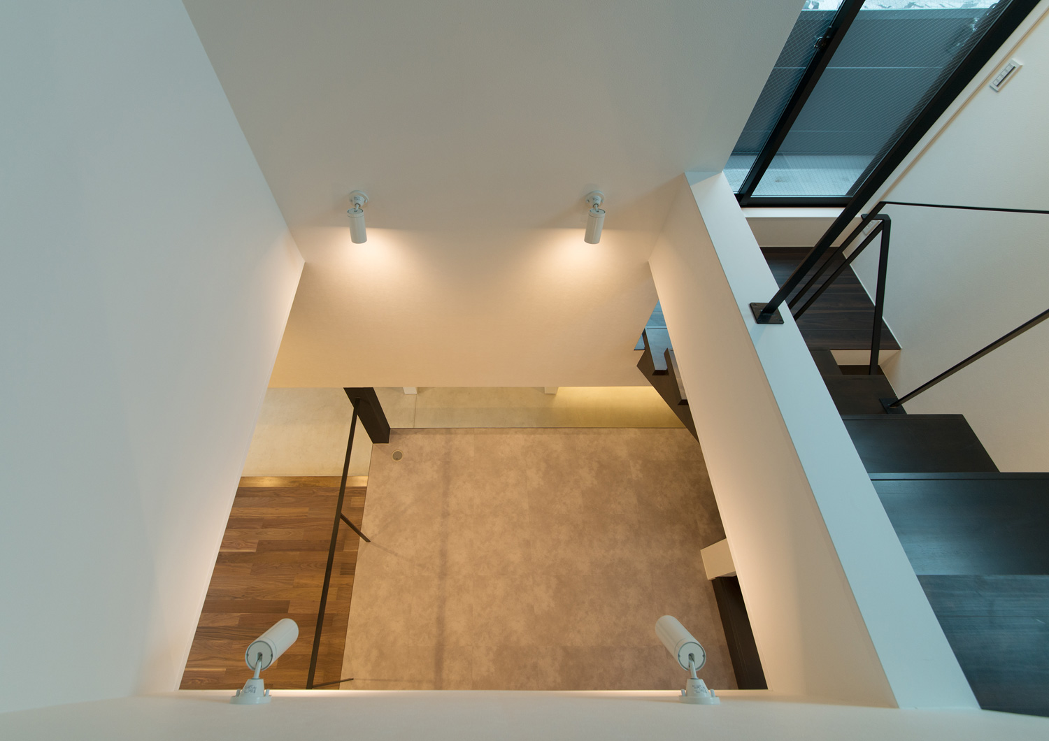 壁に間接照明を取り付けた吹き抜けを上から見た様子・デザイン住宅 注文住宅・デザイン住宅建築実例_『CASE507 重なる家』_LDK