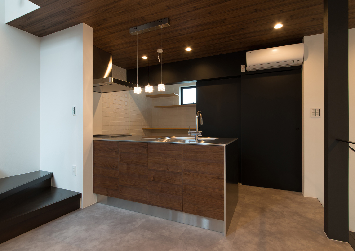 カップボードに黒い引き戸を取り付けた木のキッチン・デザイン住宅 注文住宅・デザイン住宅建築実例_『CASE507 重なる家』_キッチン