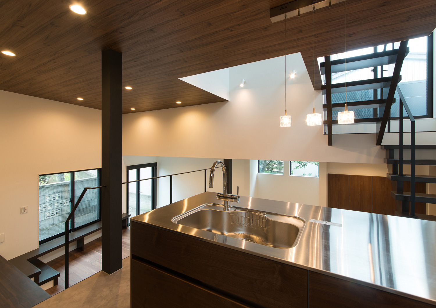 ステンレスの天板のキッチンがある木目の天井のスキップフロアのLDK・デザイン住宅 注文住宅・デザイン住宅建築実例_『CASE507 重なる家』_キッチン
