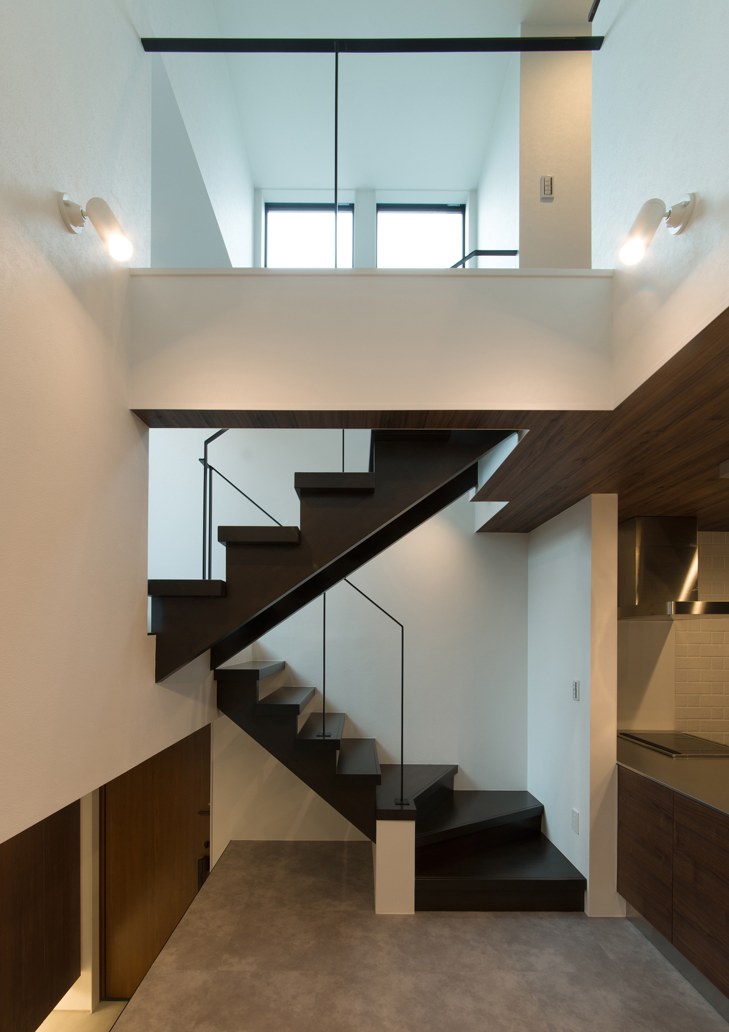 階段部分が吹き抜けになったスキップフロアのLDK・デザイン住宅 注文住宅・デザイン住宅建築実例_『CASE507 重なる家』_階段
