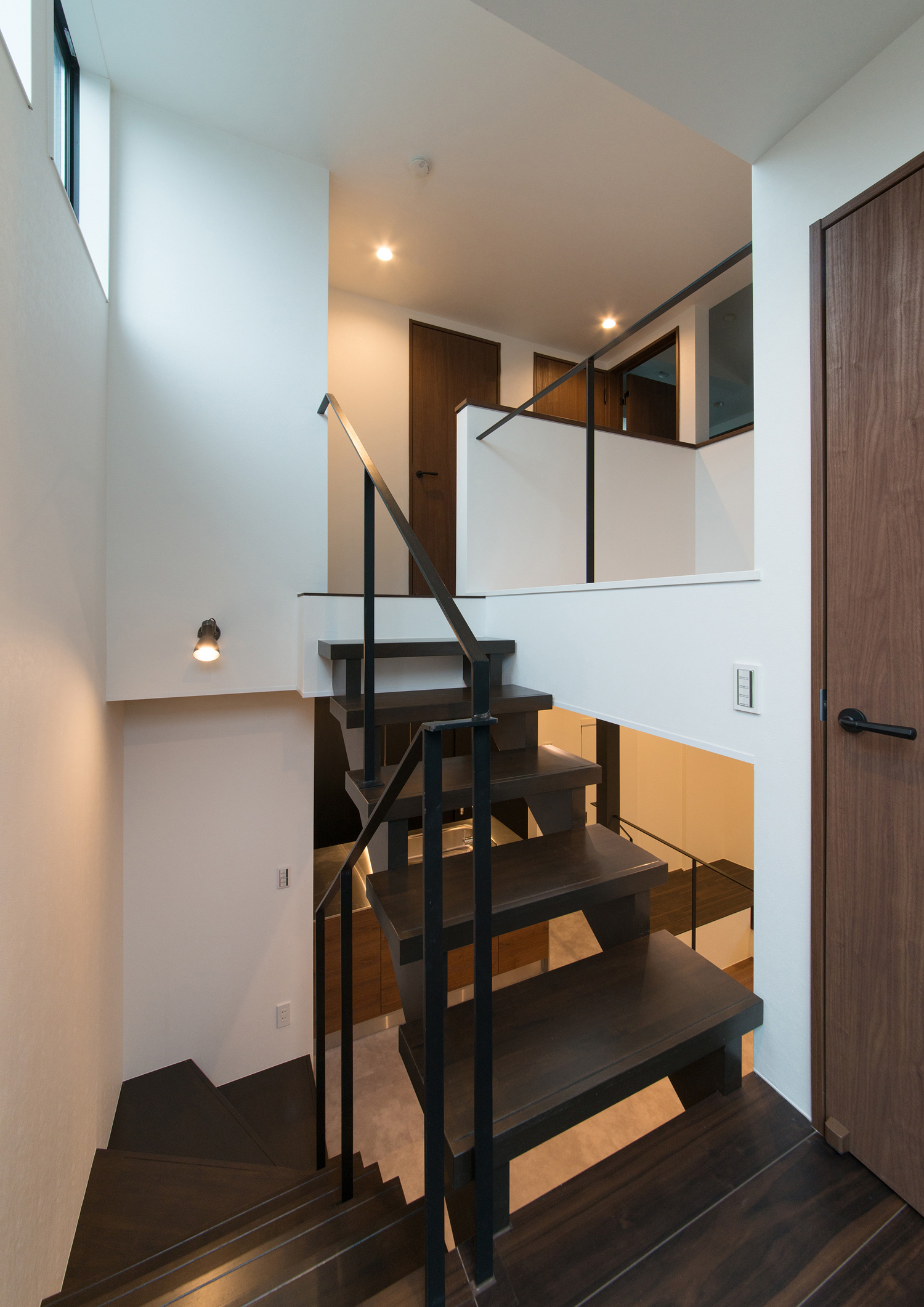 ダークブラウンのスケルトン階段がある吹き抜けのLDK・デザイン住宅 注文住宅・デザイン住宅建築実例_『CASE507 重なる家』_階段