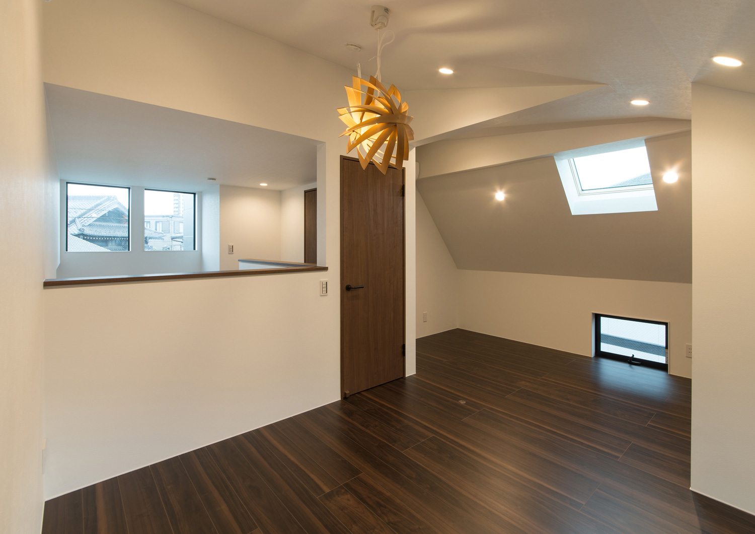 おしゃれなペンダントライトを取り付けた落ち着きのある寝室・デザイン住宅 注文住宅・デザイン住宅建築実例_『CASE507 重なる家』_寝室