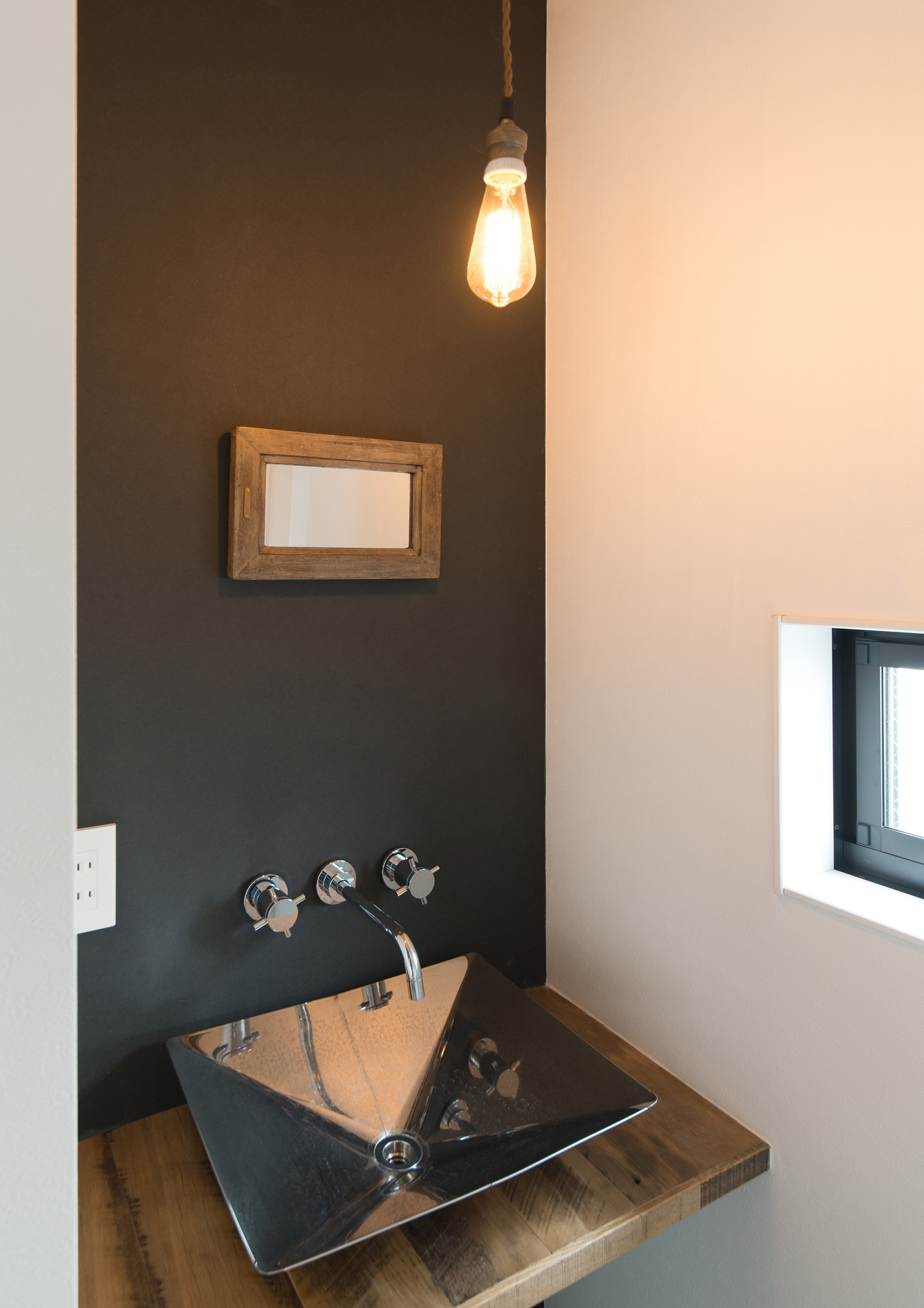 壁付け水栓付きのおしゃれな洗面ボウルがある手洗いカウンター・デザイン住宅 注文住宅・デザイン住宅建築実例_『CASE507 重なる家』_浴室・洗面所