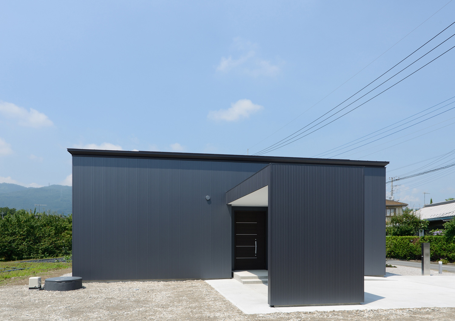 玄関アプローチ部分に屋根を取り付けた黒い外壁のシンプルな外観・デザイン住宅 注文住宅・デザイン住宅建築実例_『CASE508 Slither Link』_外観