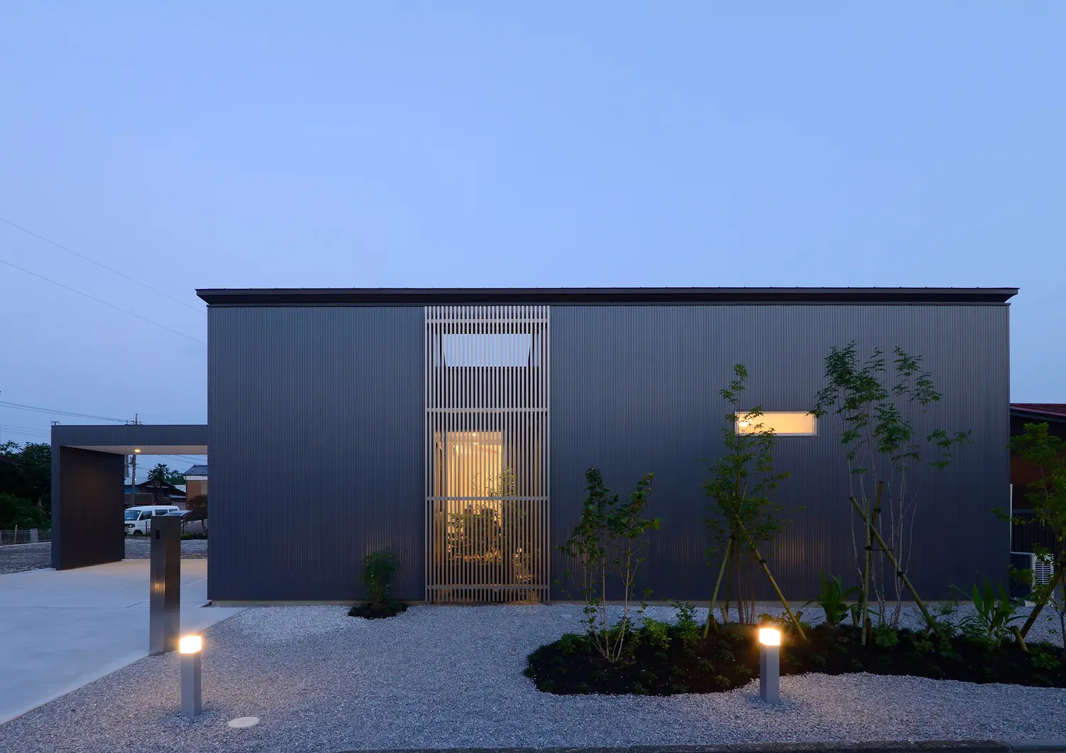 砂利を敷き和モダンな庭が広がる外構