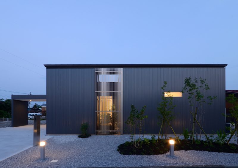 中庭につけた目隠しルーバーによって程よく光が漏れている