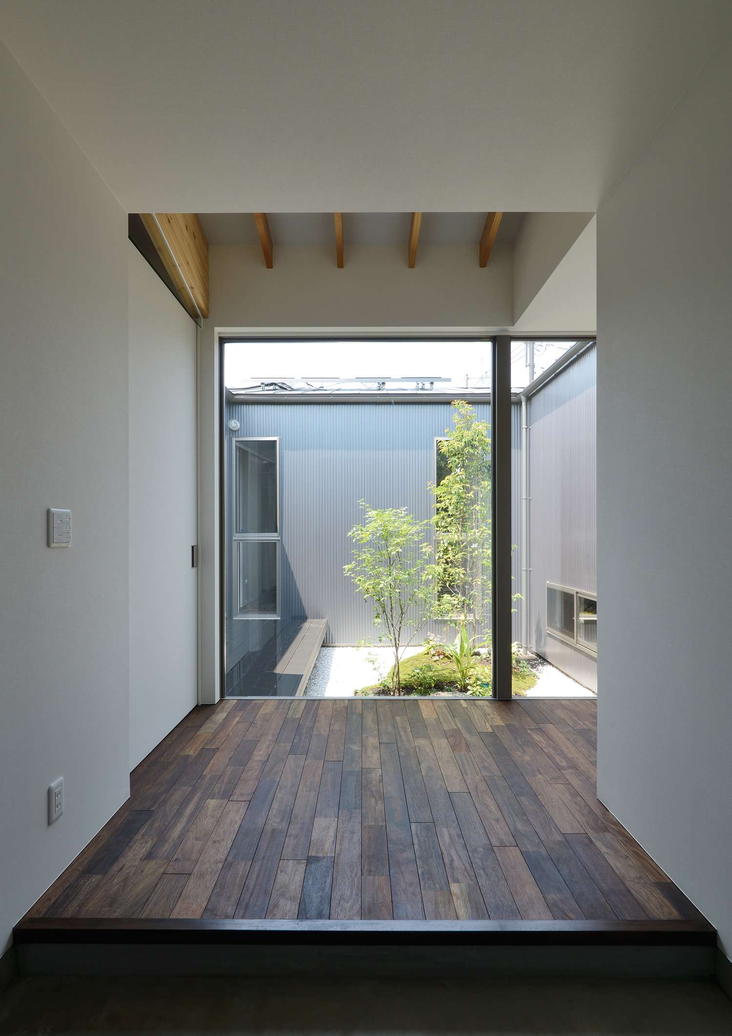 植栽のある中庭が見える開放的な玄関・デザイン住宅 注文住宅・デザイン住宅建築実例_『CASE508 Slither Link』_玄関