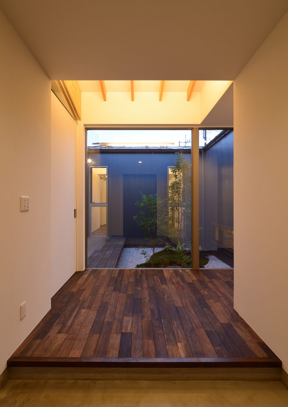高天井に間接照明を取り付けた大きな窓のある廊下・デザイン住宅 注文住宅・デザイン住宅建築実例_『CASE508 Slither Link』_玄関