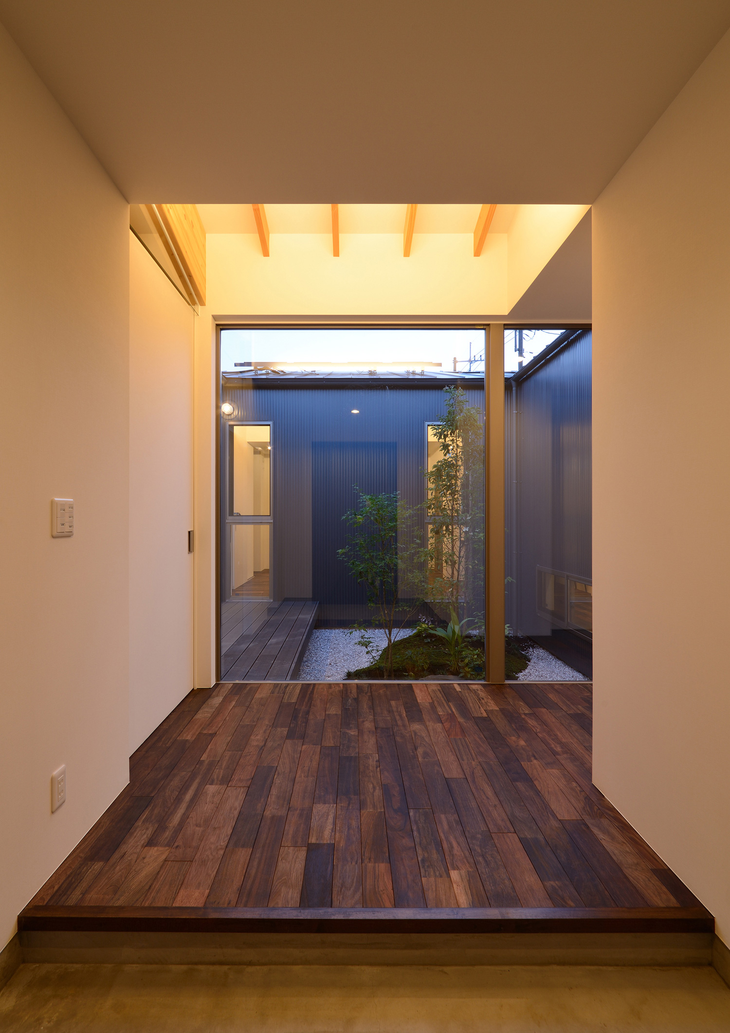 高天井に間接照明を取り付けた大きな窓のある廊下・デザイン住宅 注文住宅・デザイン住宅建築実例_『CASE508 Slither Link』_玄関