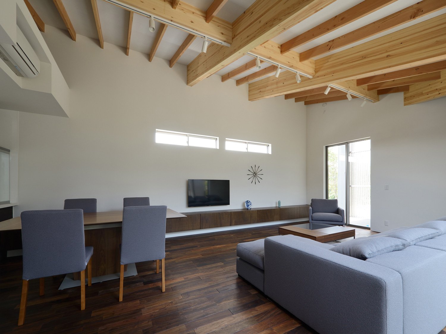 壁付けの収納があるウォルナットのフローリングのLDK・デザイン住宅 注文住宅・デザイン住宅建築実例_『CASE508 Slither Link』_LDK