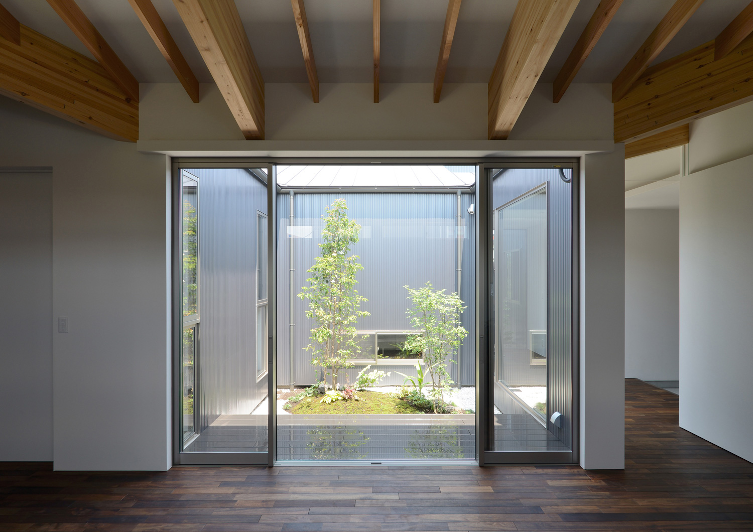 植栽のある中庭に面した大開口窓・デザイン住宅 注文住宅・デザイン住宅建築実例_『CASE508 Slither Link』_中庭