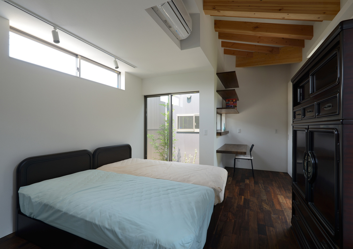 中庭に面した窓とスリット窓がある、壁付けデスク付きの寝室・デザイン住宅 注文住宅・デザイン住宅建築実例_『CASE508 Slither Link』_寝室