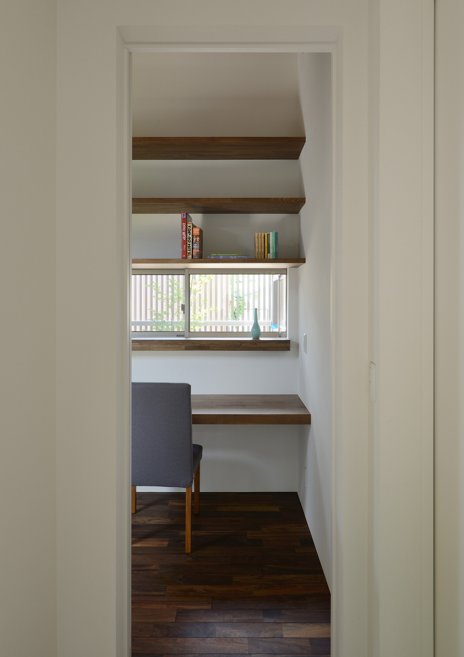 壁付けデスクと壁付け棚がある窓付きの書斎・デザイン住宅 注文住宅・デザイン住宅建築実例_『CASE508 Slither Link』_書斎