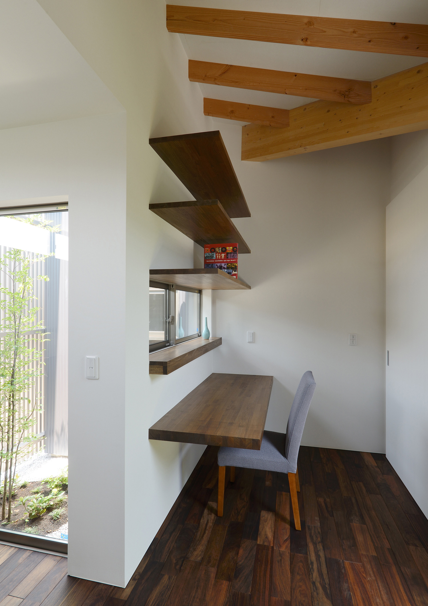 壁付けデスクがある梁見せ天井のワークスペース・デザイン住宅 注文住宅・デザイン住宅建築実例_『CASE508 Slither Link』_書斎