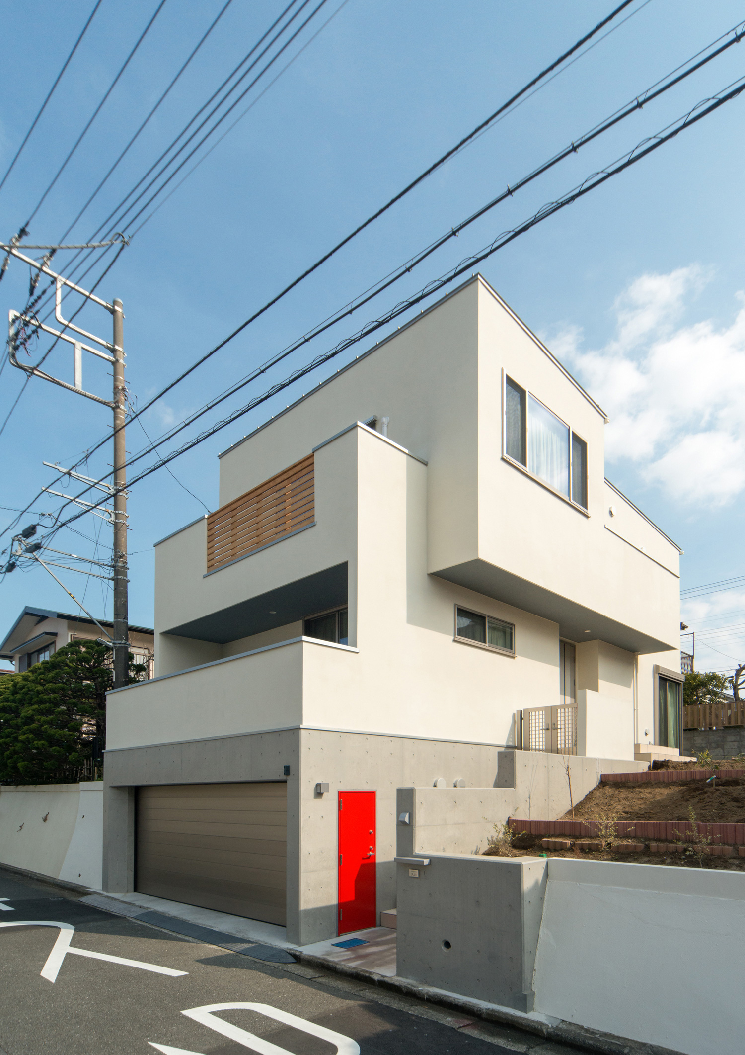 デザイン住宅建築実例_外観・注文住宅『CASE511 高台のガレージハウス』の建築実例・施⼯例の写真・建物外観全体 注文住宅・デザイン住宅建築実例_『CASE511 高台のガレージハウス』_外観