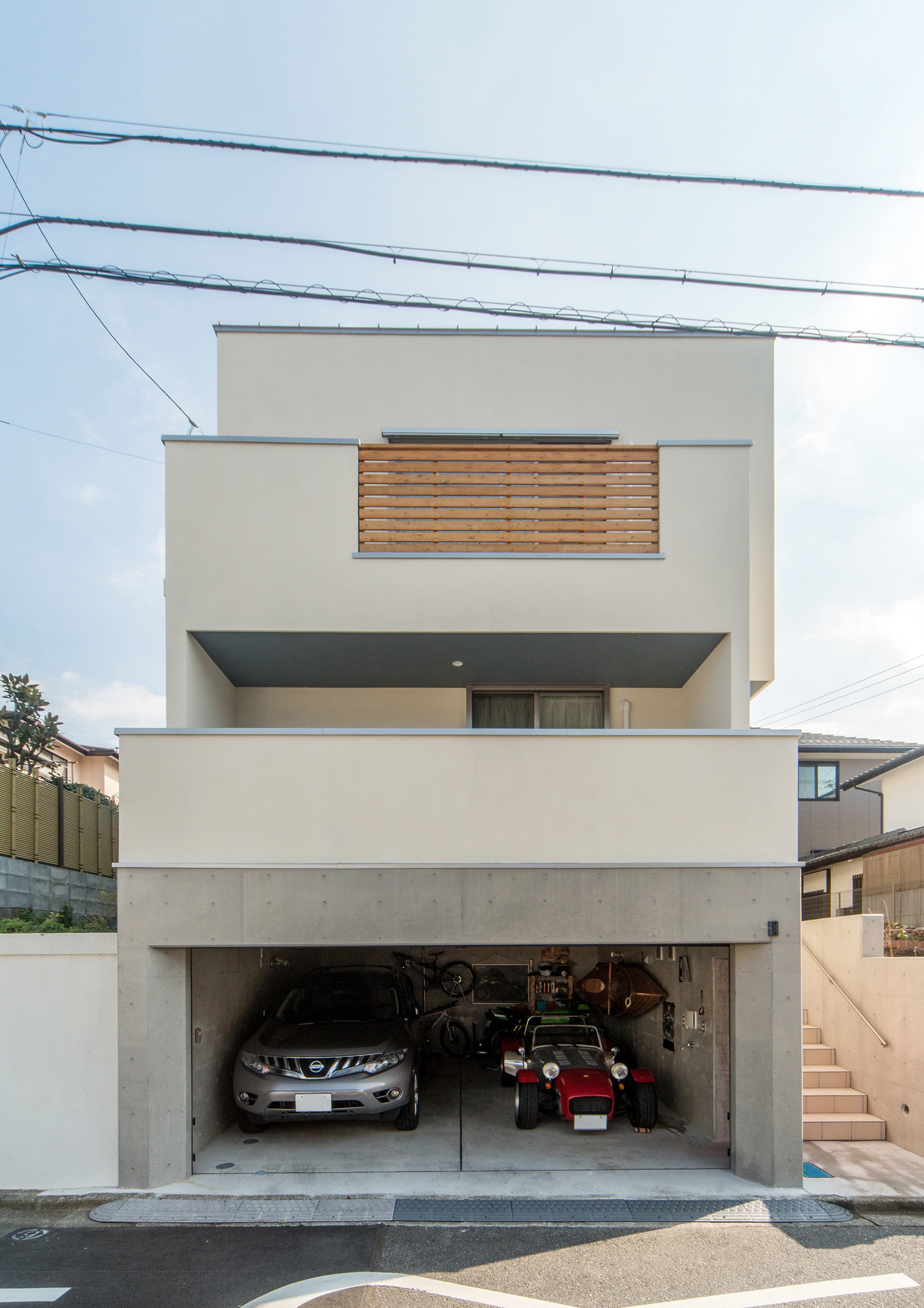 車が二台収納できるビルトインガレージがあるスクエアな外観の家・デザイン住宅 注文住宅・デザイン住宅建築実例_『CASE511 高台のガレージハウス』_外観