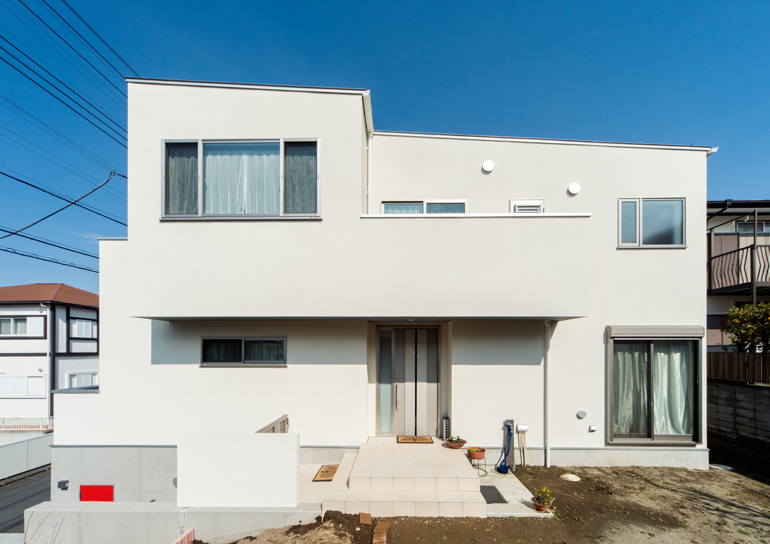 バルコニー付きのシンプルな白い外壁の家・デザイン住宅 注文住宅・デザイン住宅建築実例_『CASE511 高台のガレージハウス』_外観