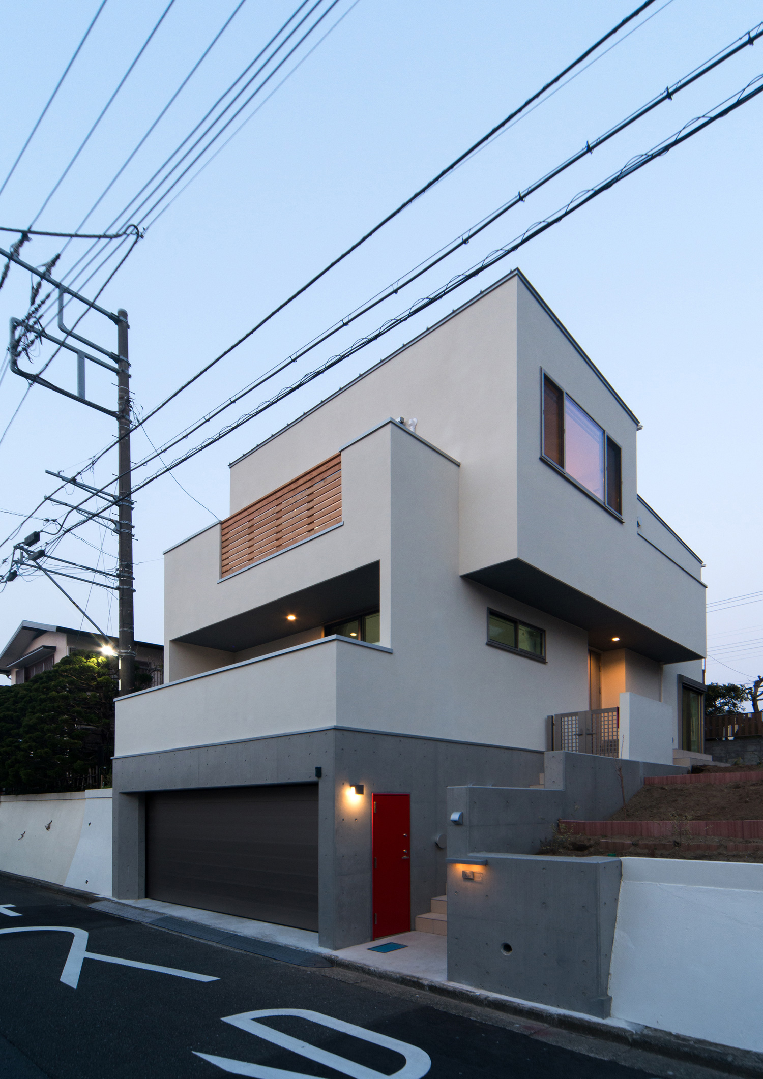 シャッター付きのビルトインガレージがあるバルコニー付きの家・デザイン住宅 注文住宅・デザイン住宅建築実例_『CASE511 高台のガレージハウス』_外観