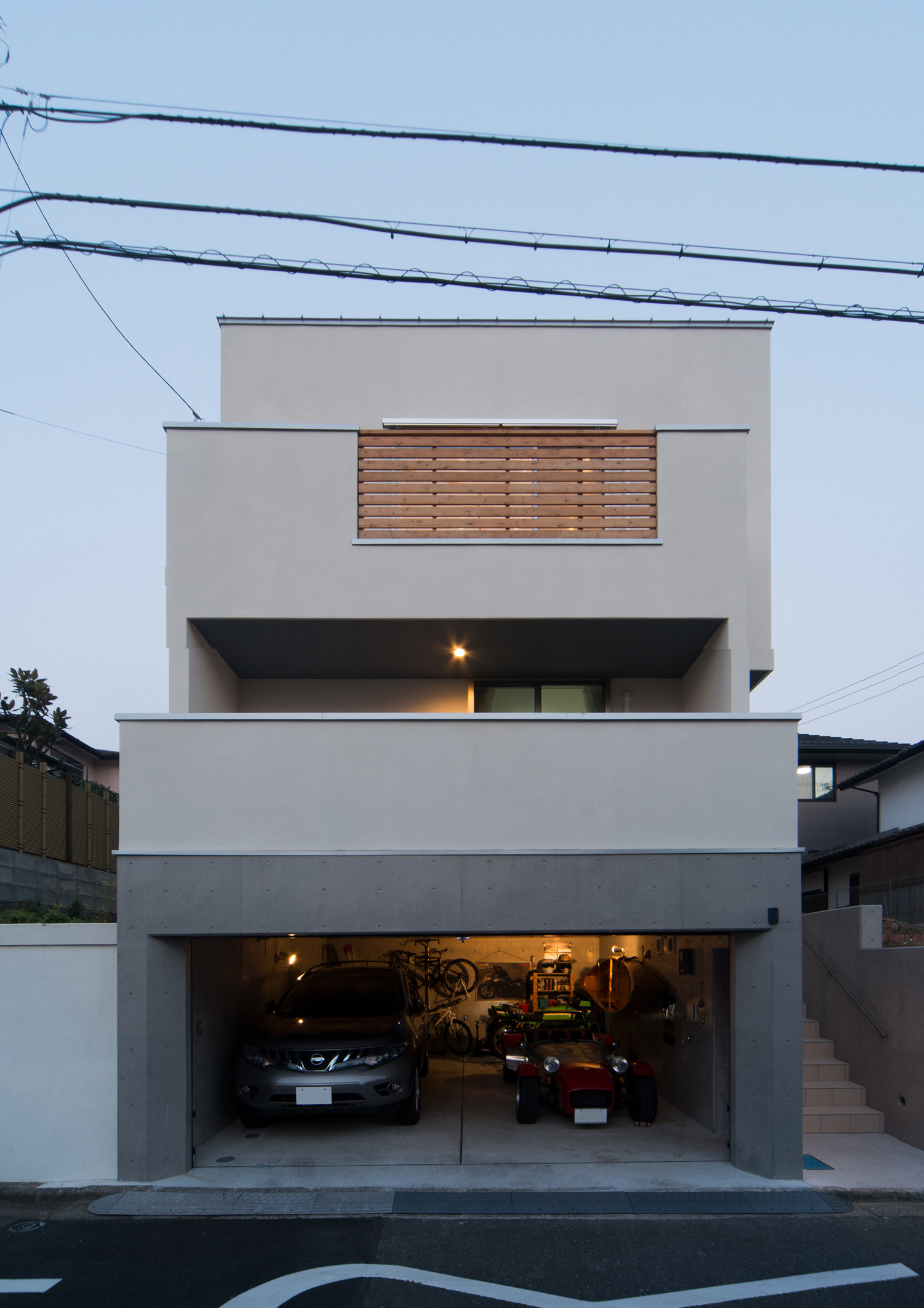 バルコニーの目隠し壁の一部に木のルーバーを取り付けたビルトインガレージ付きの家・デザイン住宅 注文住宅・デザイン住宅建築実例_『CASE511 高台のガレージハウス』_外観