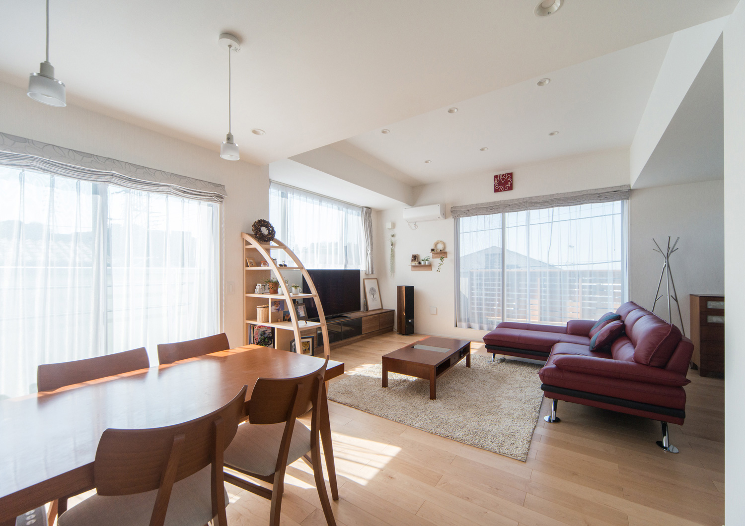 二方向の大きな窓から光が入る明るいLDK・デザイン住宅 注文住宅・デザイン住宅建築実例_『CASE511 高台のガレージハウス』_LDK