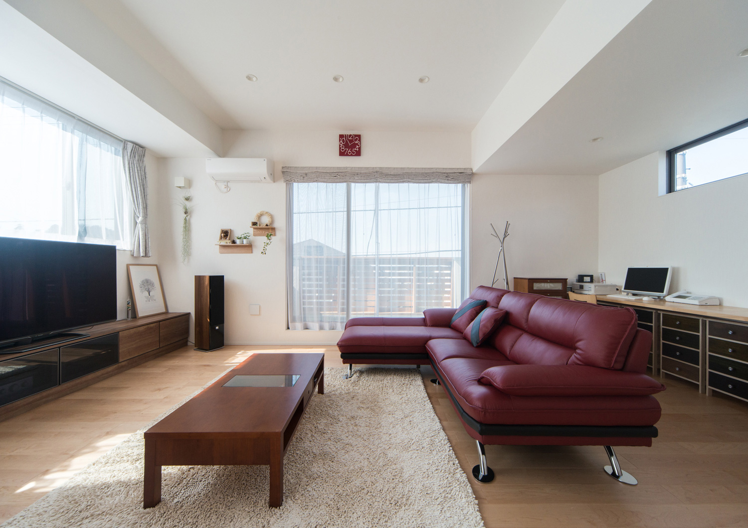 赤い革のL字ソファーを置いた明るくおしゃれなLDK・デザイン住宅 注文住宅・デザイン住宅建築実例_『CASE511 高台のガレージハウス』_LDK