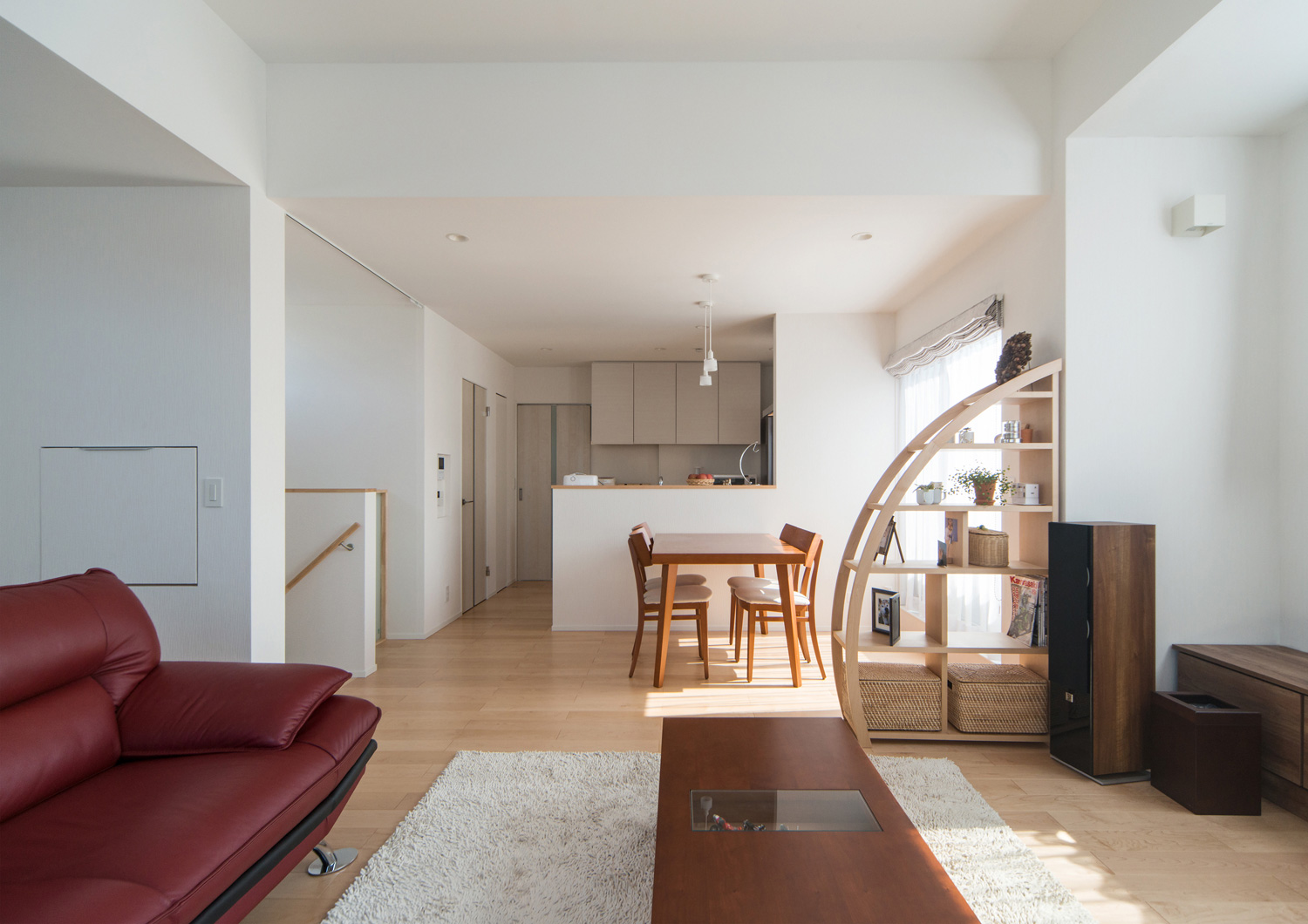 おしゃれな見せる収納がある白を基調としたLDK・デザイン住宅 注文住宅・デザイン住宅建築実例_『CASE511 高台のガレージハウス』_LDK