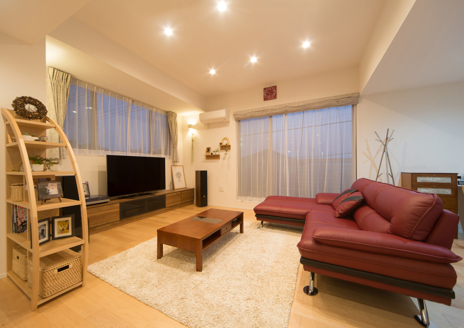 天井にダウンライトを取り付けた折り上げ天井の開放的なLDK・デザイン住宅 注文住宅・デザイン住宅建築実例_『CASE511 高台のガレージハウス』_LDK