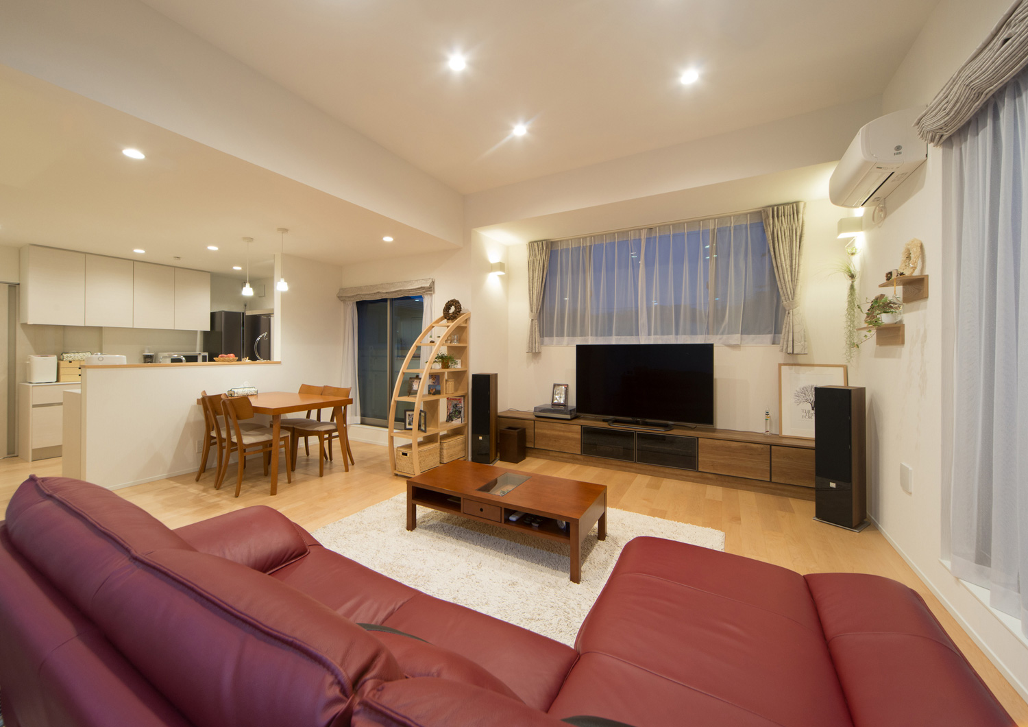 リビングの天井を高天井としたナチュラルで開放感のあるLDK・デザイン住宅 注文住宅・デザイン住宅建築実例_『CASE511 高台のガレージハウス』_LDK