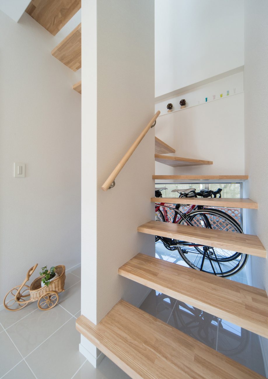 階段下に自転車を収納した木のスケルトン階段・デザイン住宅 注文住宅・デザイン住宅建築実例_『CASE511 高台のガレージハウス』_階段