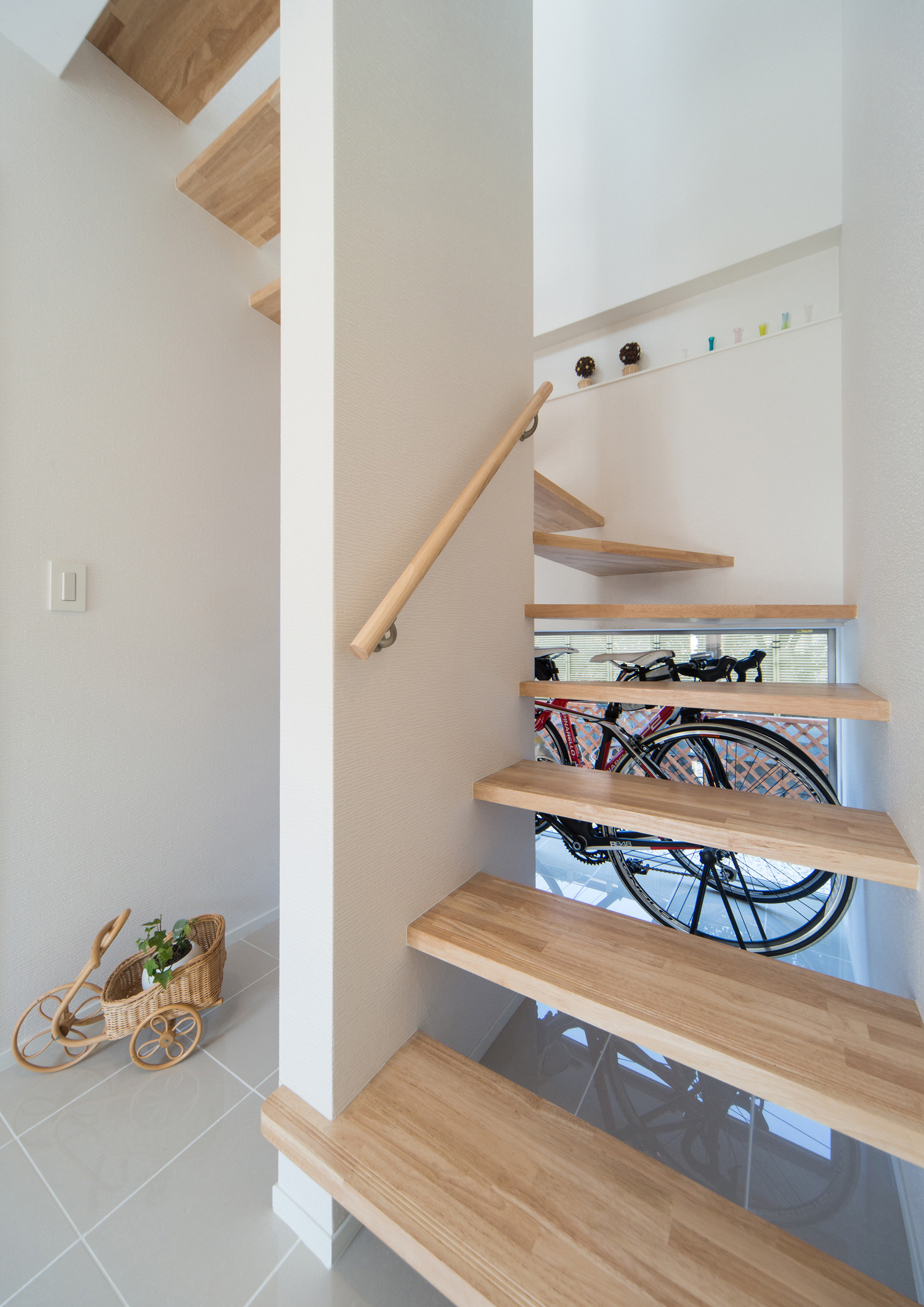 階段下に自転車を収納した木のスケルトン階段・デザイン住宅 注文住宅・デザイン住宅建築実例_『CASE511 高台のガレージハウス』_階段