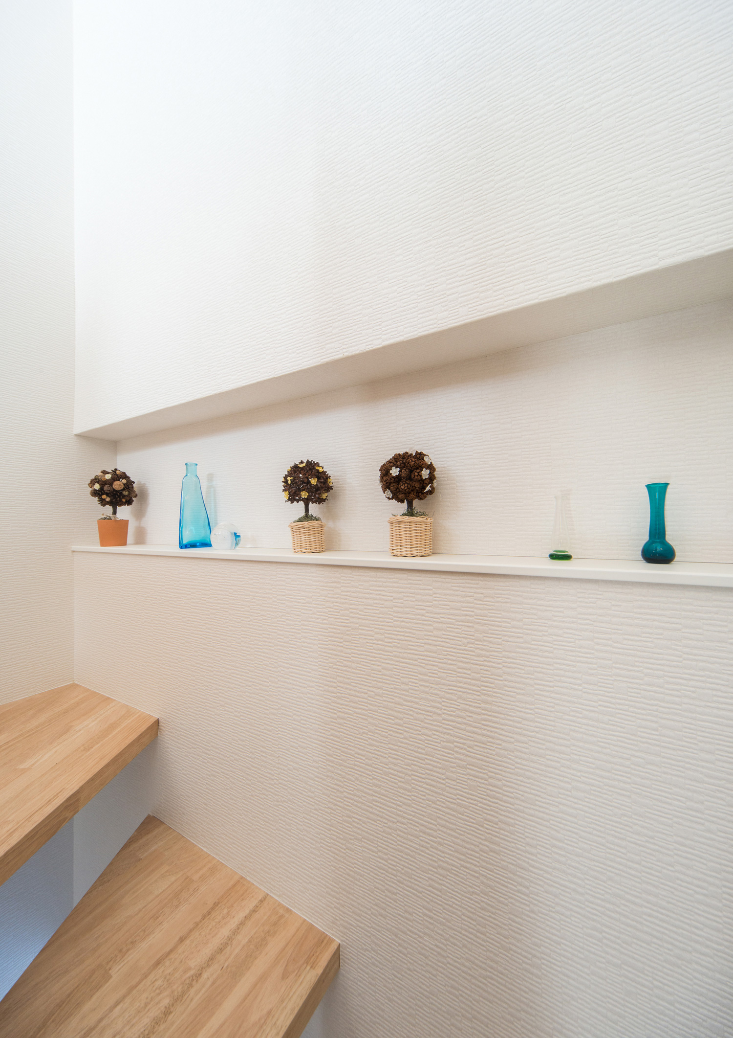 可愛いインテリアを置いたニッチ壁・デザイン住宅 注文住宅・デザイン住宅建築実例_『CASE511 高台のガレージハウス』_階段