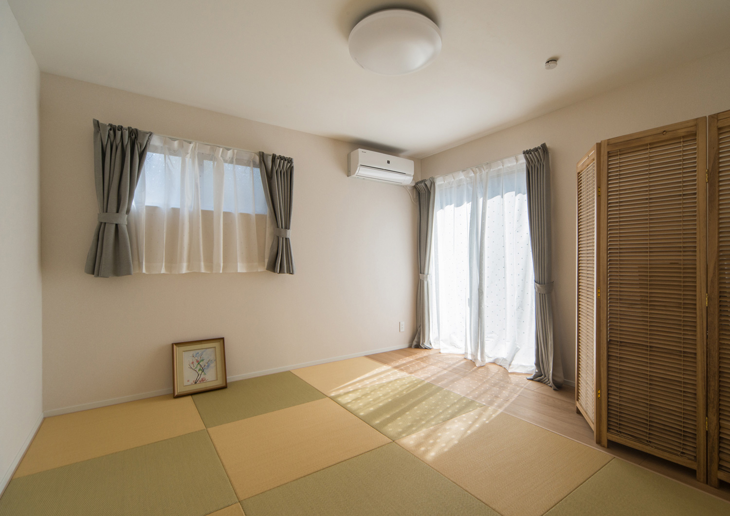 窓から光が入る明るいモダンな和室・デザイン住宅 注文住宅・デザイン住宅建築実例_『CASE511 高台のガレージハウス』_和室