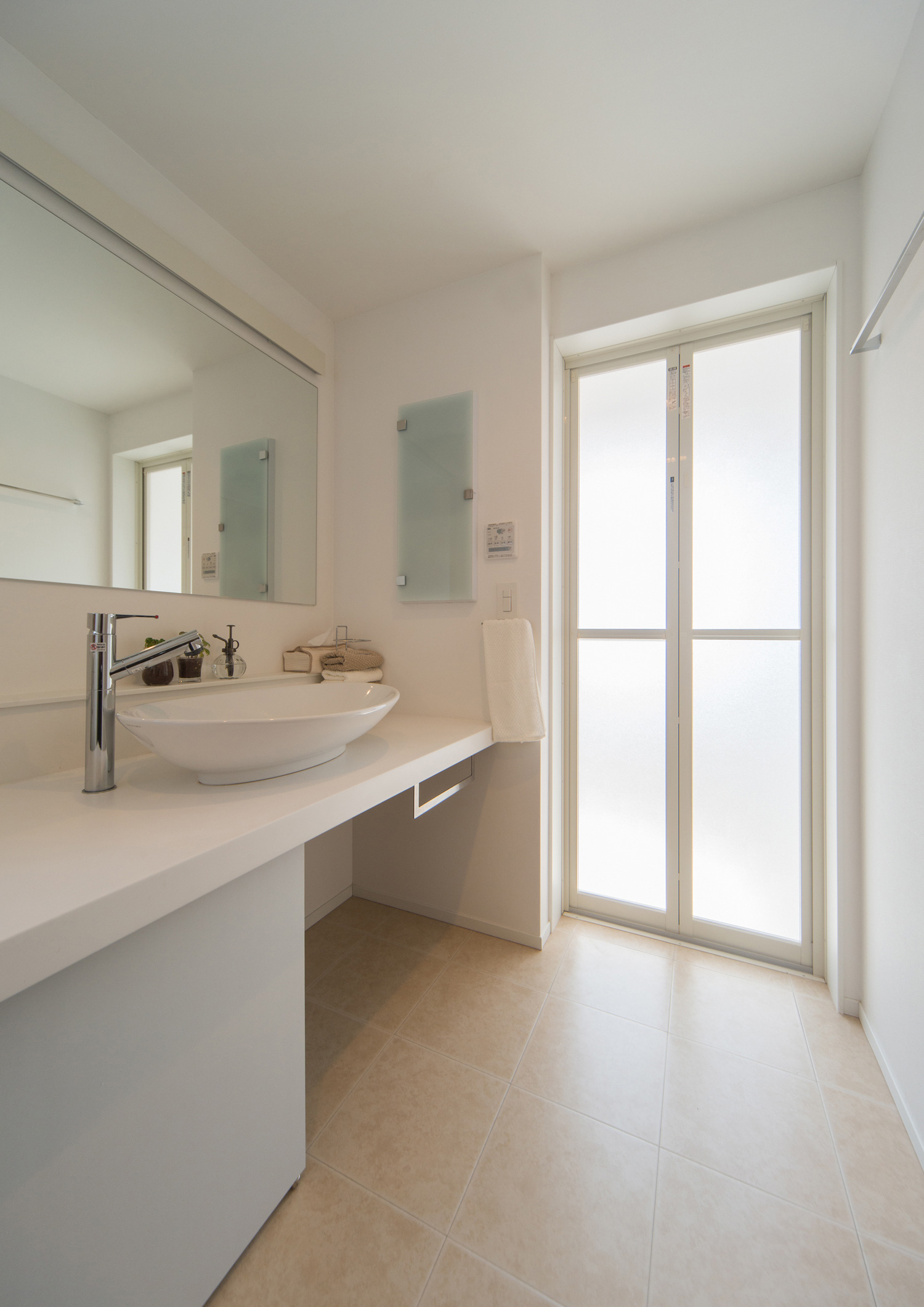 丸い洗面ボウルがある浴室に面した洗面所・デザイン住宅 注文住宅・デザイン住宅建築実例_『CASE511 高台のガレージハウス』_浴室・洗面所