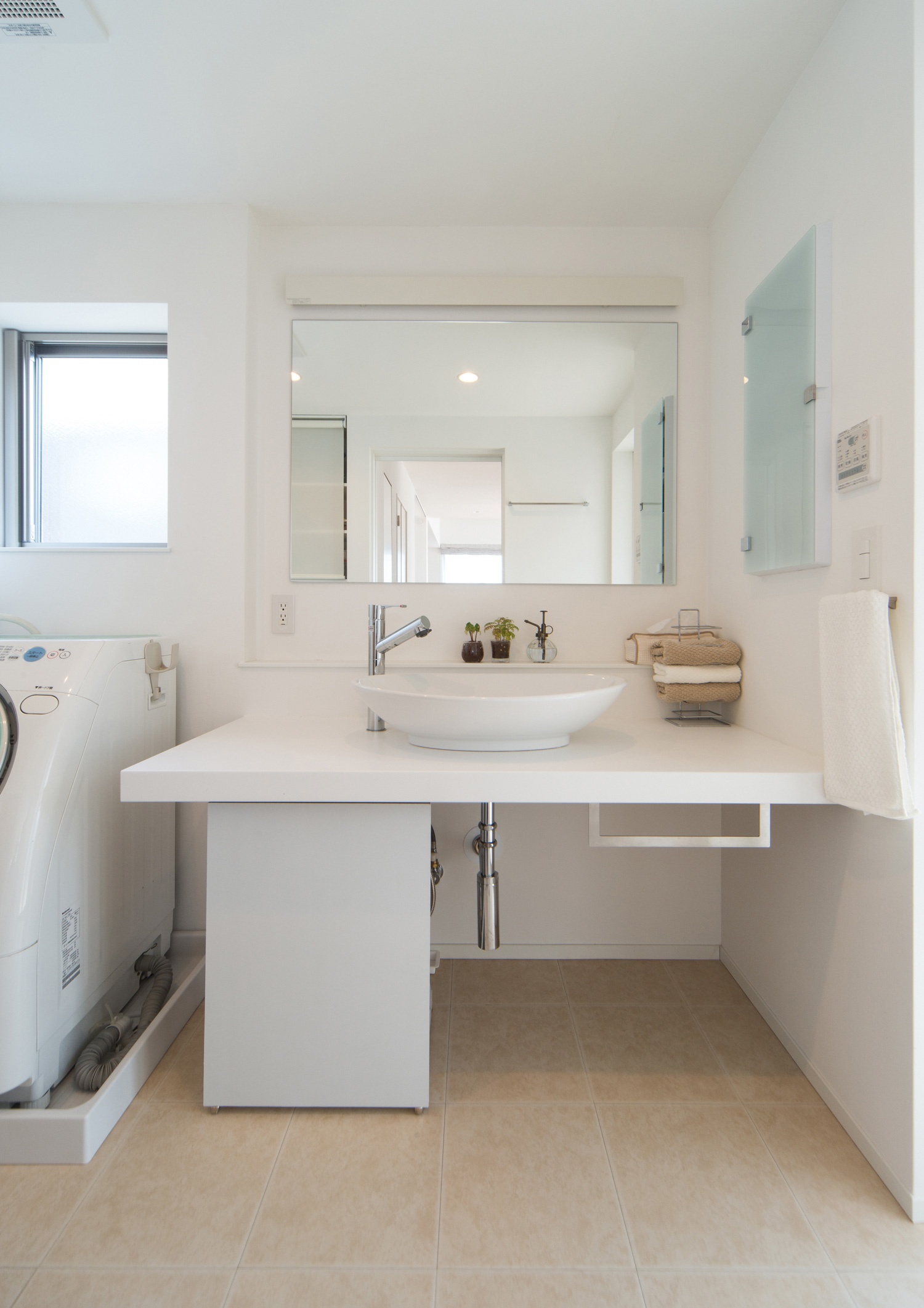 白を基調とした明るく清潔感のある洗面所・デザイン住宅 注文住宅・デザイン住宅建築実例_『CASE511 高台のガレージハウス』_浴室・洗面所