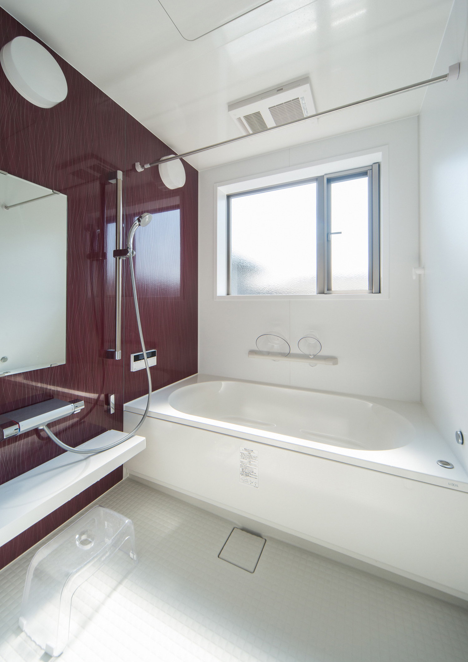 赤いアクセントクロスがある窓付きの浴室・デザイン住宅 注文住宅・デザイン住宅建築実例_『CASE511 高台のガレージハウス』_浴室・洗面所