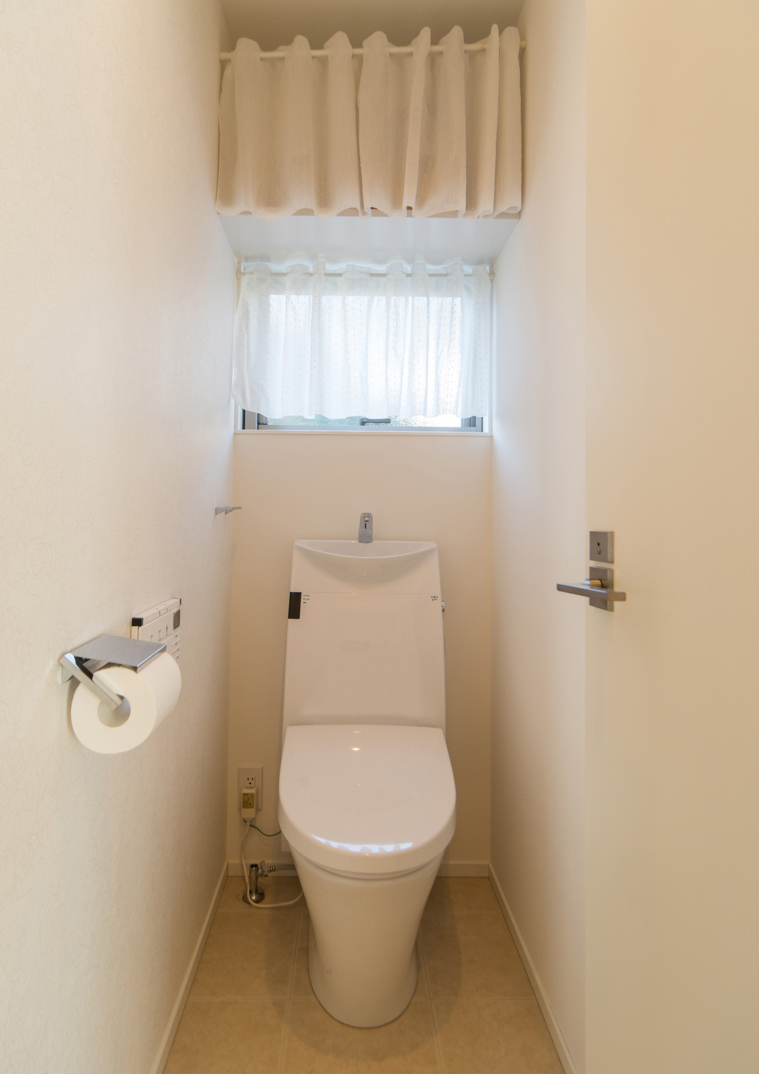 小窓や収納をカーテンで隠したコンパクトなトイレ・デザイン住宅 注文住宅・デザイン住宅建築実例_『CASE511 高台のガレージハウス』_トイレ