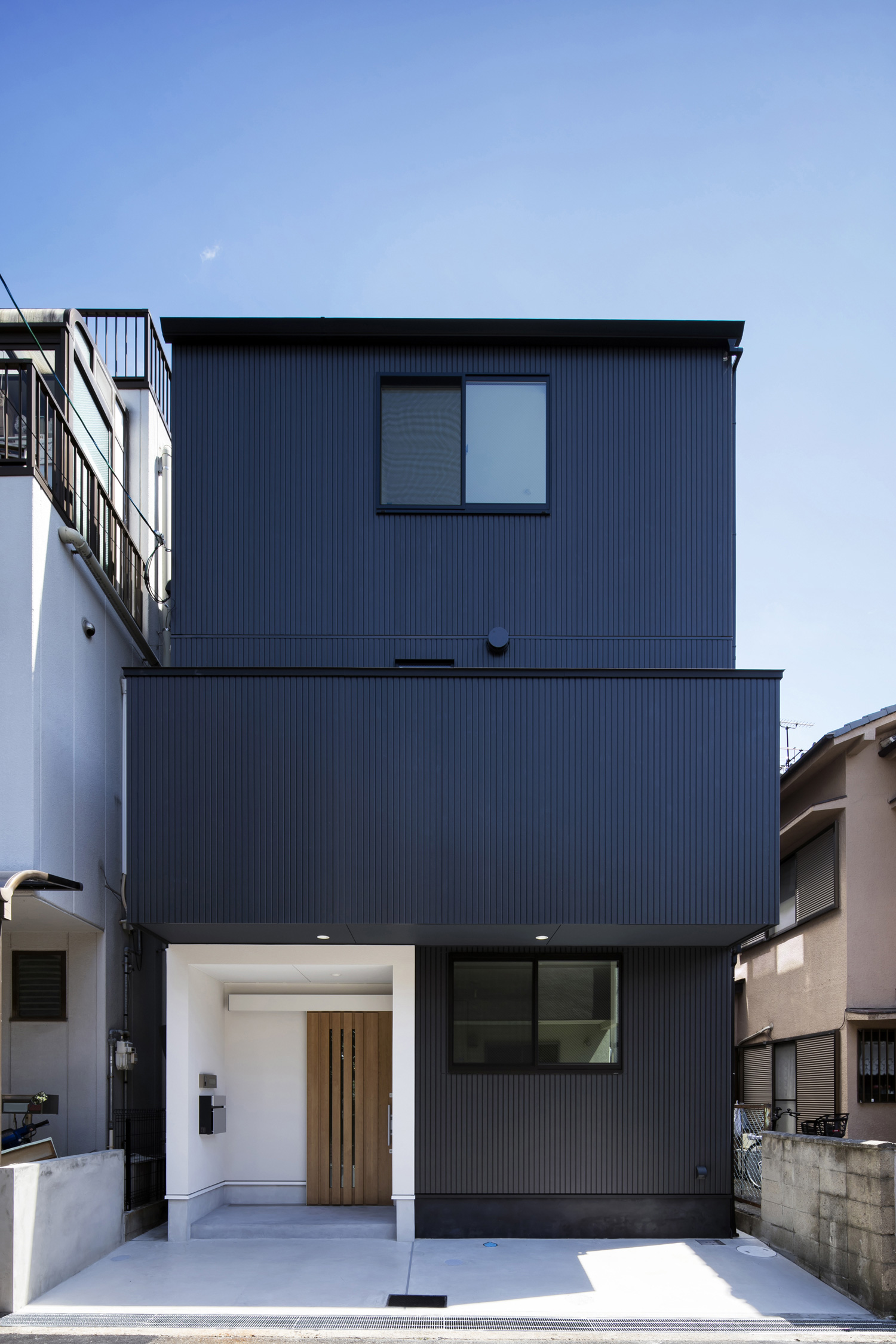 デザイン住宅建築実例_外観・注文住宅『CASE512 a　c　r　o　s　s』の建築実例・施⼯例の写真・建物外観全体 注文住宅・デザイン住宅建築実例_『CASE512 a　c　r　o　s　s』_外観