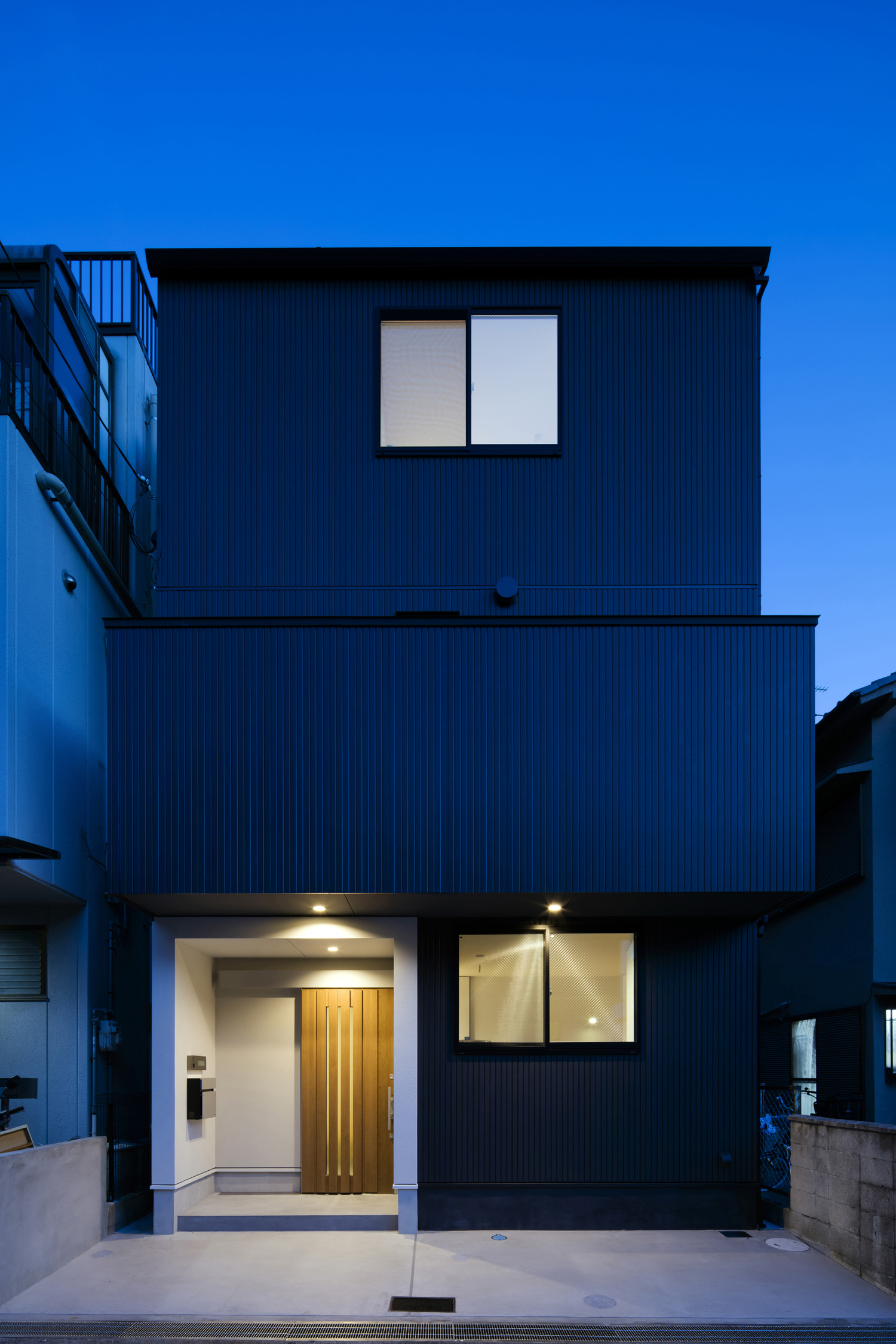 玄関ポーチの壁だけが白い、黒いキューブ状の外観の家・デザイン住宅 注文住宅・デザイン住宅建築実例_『CASE512 a　c　r　o　s　s』_外観