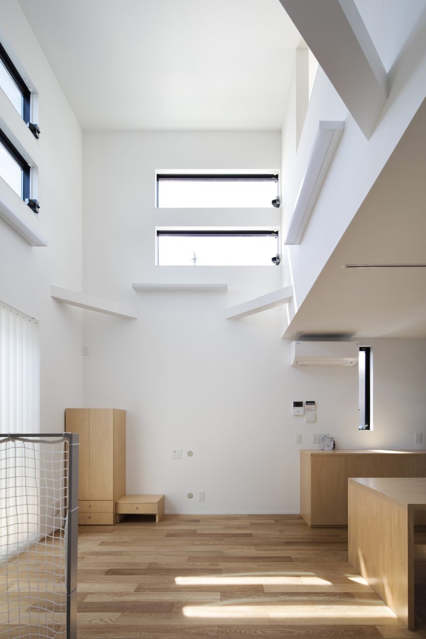天井近くにスリット窓を設けた吹き抜けの明るいLDK・デザイン住宅 注文住宅・デザイン住宅建築実例_『CASE512 a　c　r　o　s　s』_LDK