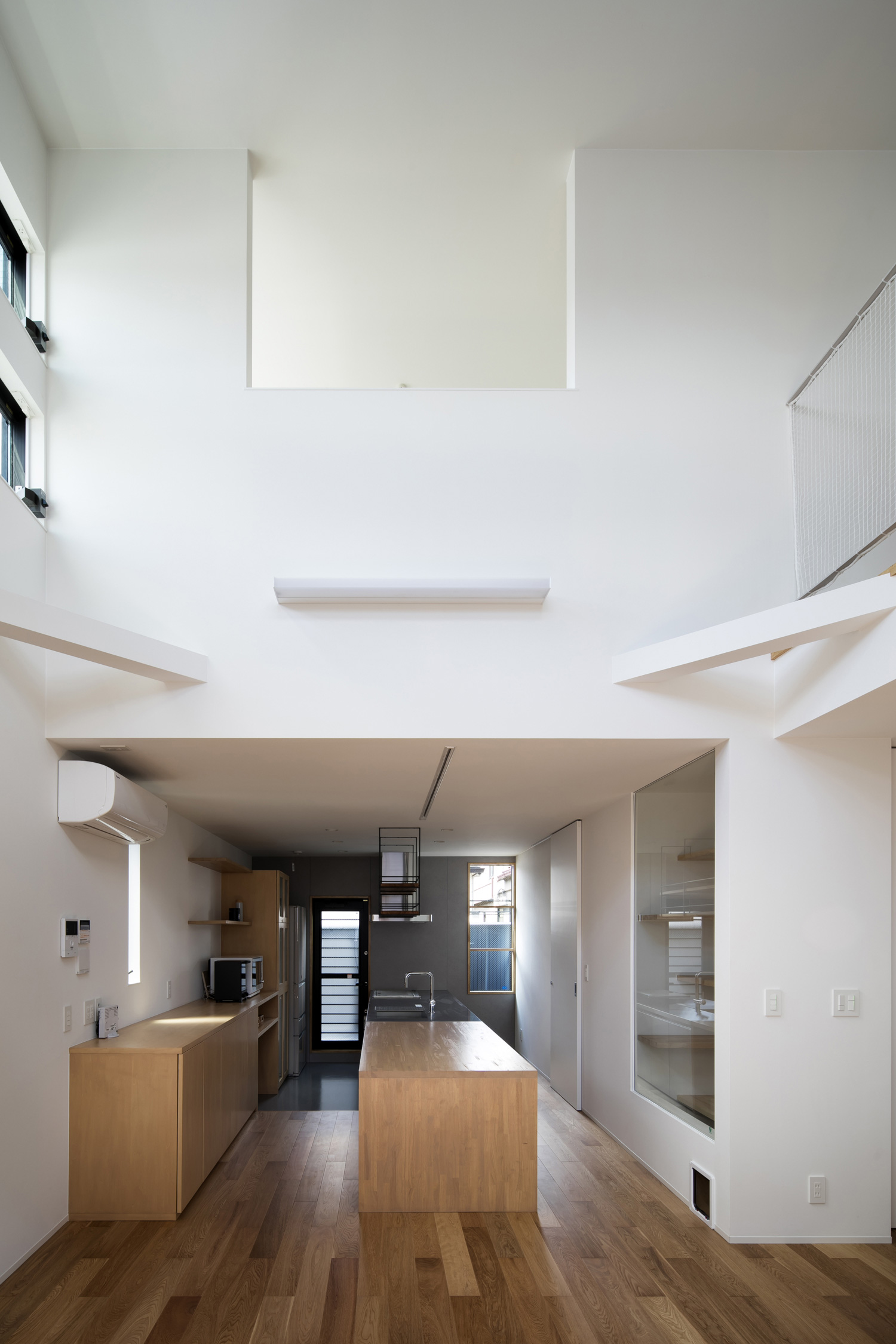 白い壁の吹き抜けがあるシンプルなLDK・デザイン住宅 注文住宅・デザイン住宅建築実例_『CASE512 a　c　r　o　s　s』_LDK