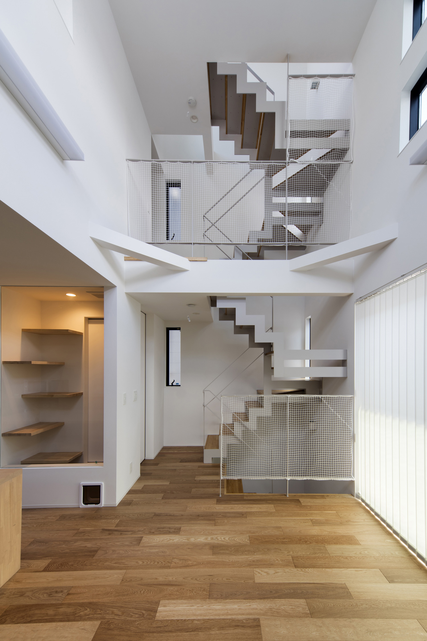 スケルトン階段の階段室があるフローリングのシンプルなLDK・デザイン住宅 注文住宅・デザイン住宅建築実例_『CASE512 a　c　r　o　s　s』_LDK