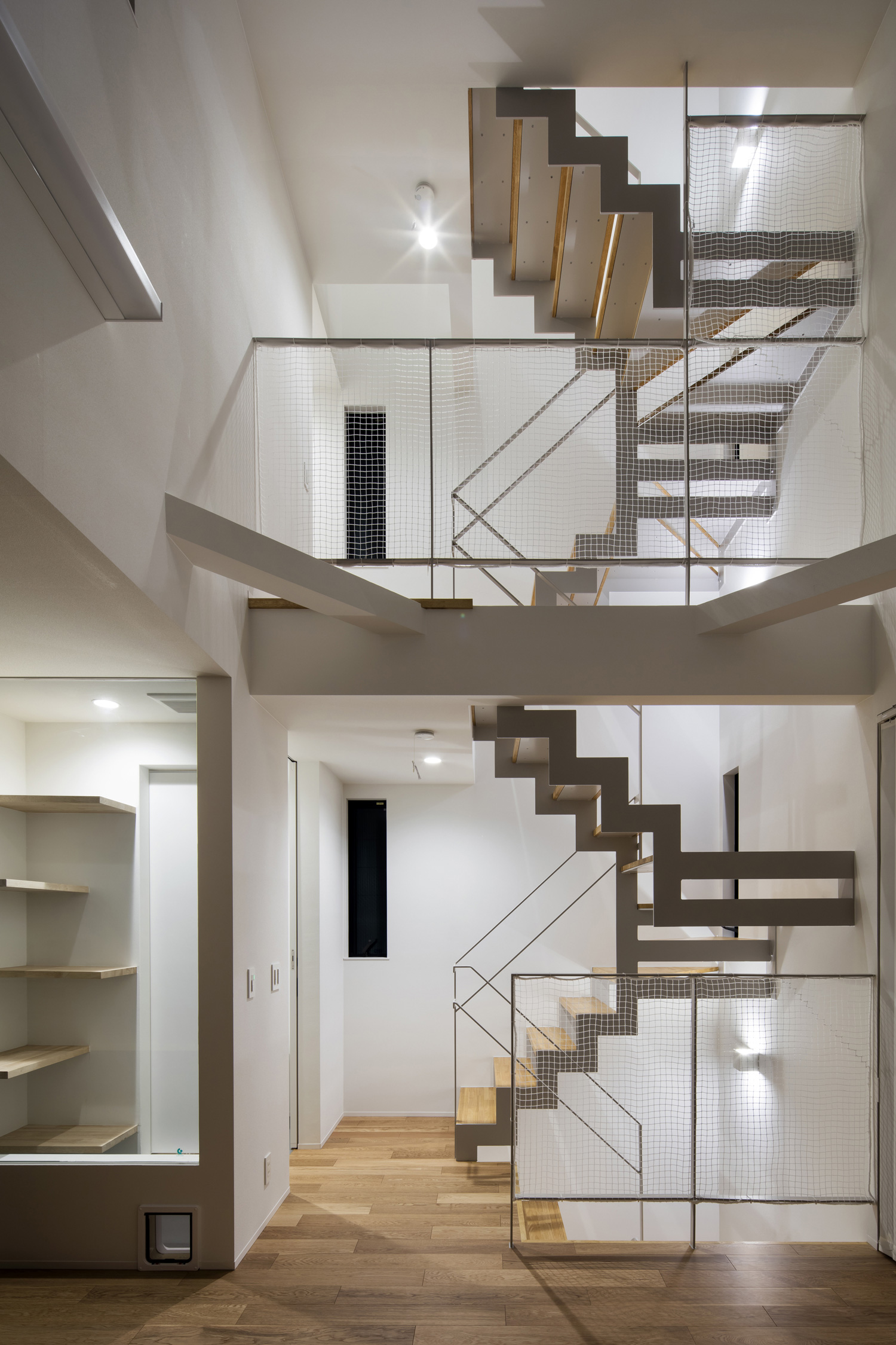 壁におしゃれな間接照明を取り付けたスケルトン階段の階段室・デザイン住宅 注文住宅・デザイン住宅建築実例_『CASE512 a　c　r　o　s　s』_LDK