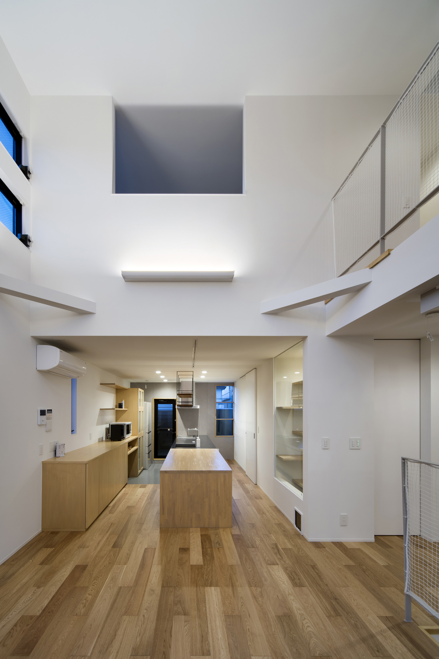 壁にライン状の間接照明を取り付けた吹き抜けのLDK・デザイン住宅 注文住宅・デザイン住宅建築実例_『CASE512 a　c　r　o　s　s』_LDK