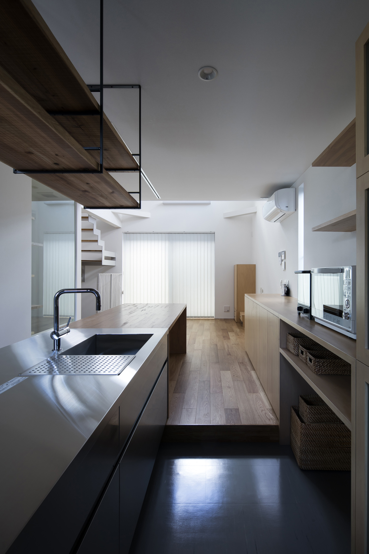 キッチンと一体化したダイニングテーブルがあるシンプルでおしゃれなLDK・デザイン住宅 注文住宅・デザイン住宅建築実例_『CASE512 a　c　r　o　s　s』_キッチン