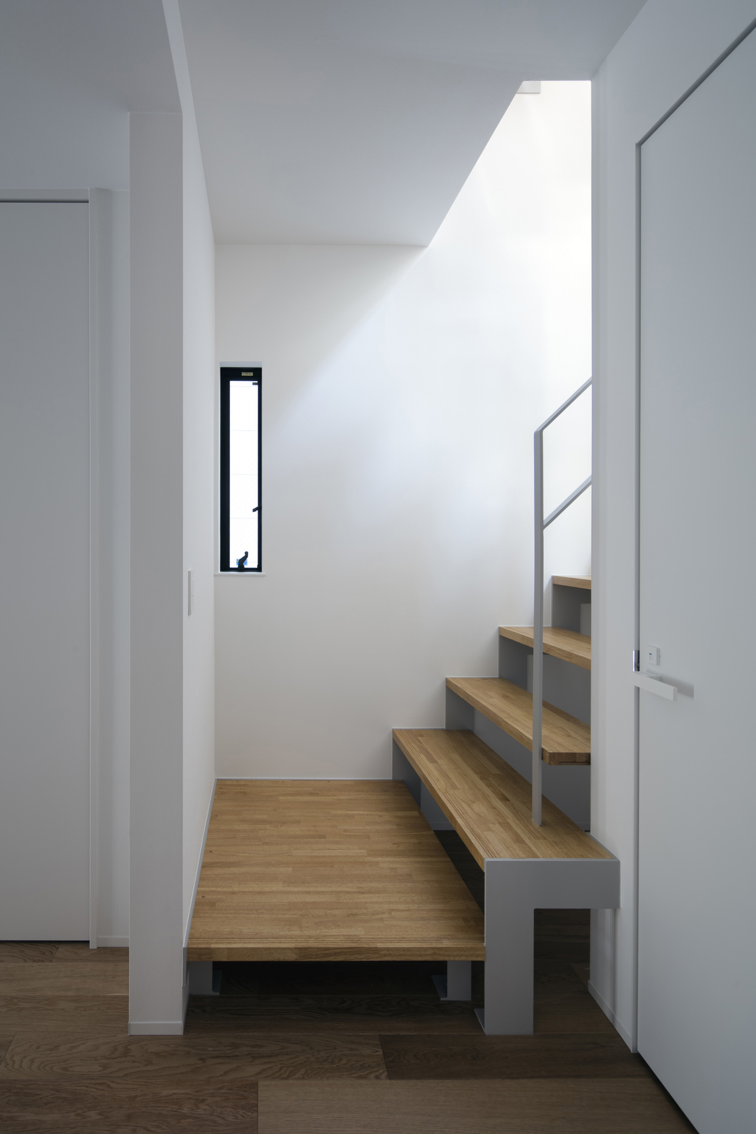 縦長のスリット窓がある木の踊り場付きのスケルトン階段・デザイン住宅 注文住宅・デザイン住宅建築実例_『CASE512 a　c　r　o　s　s』_階段