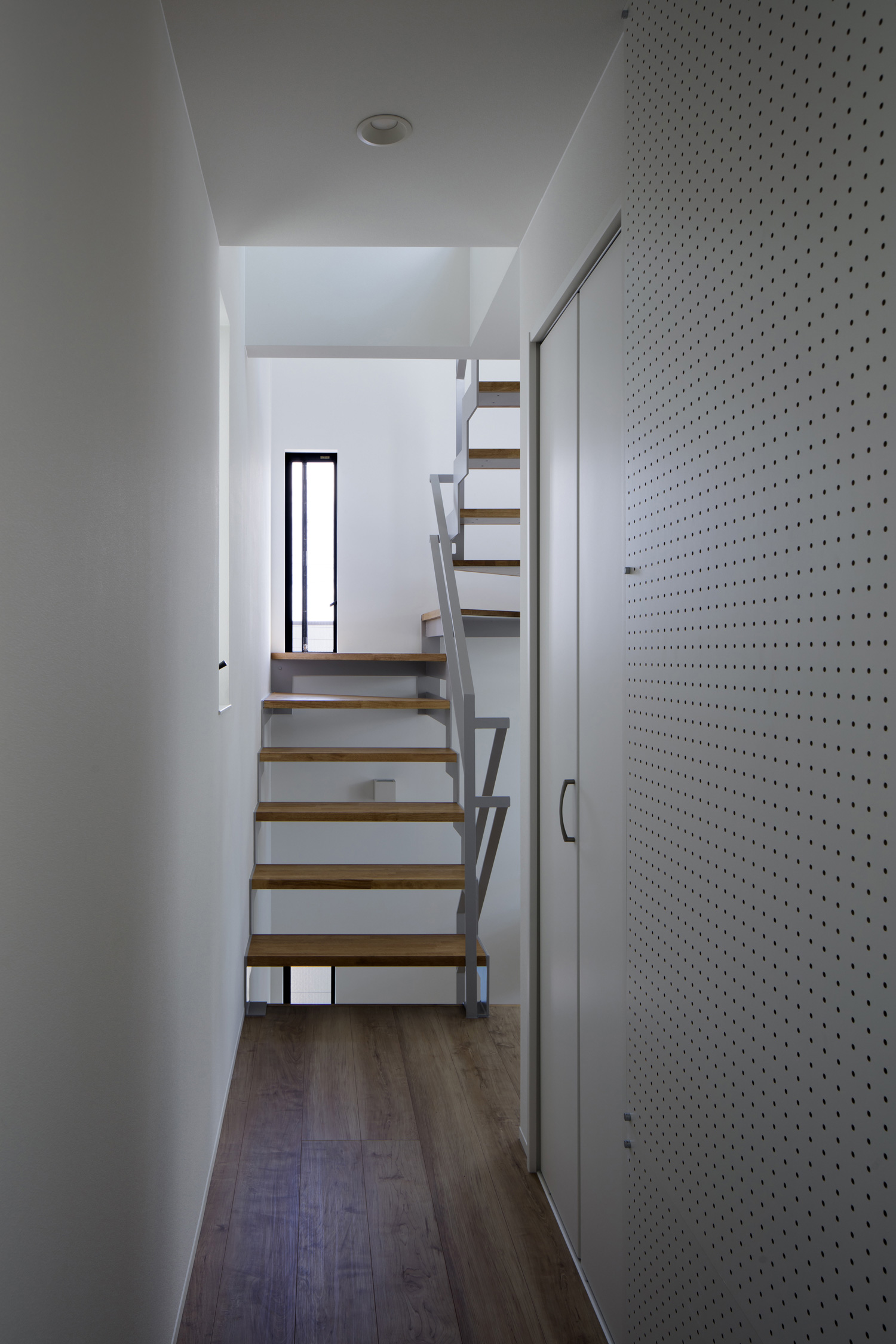 縦長のスリット窓から光が入る明るいスケルトン階段・デザイン住宅 注文住宅・デザイン住宅建築実例_『CASE512 a　c　r　o　s　s』_廊下